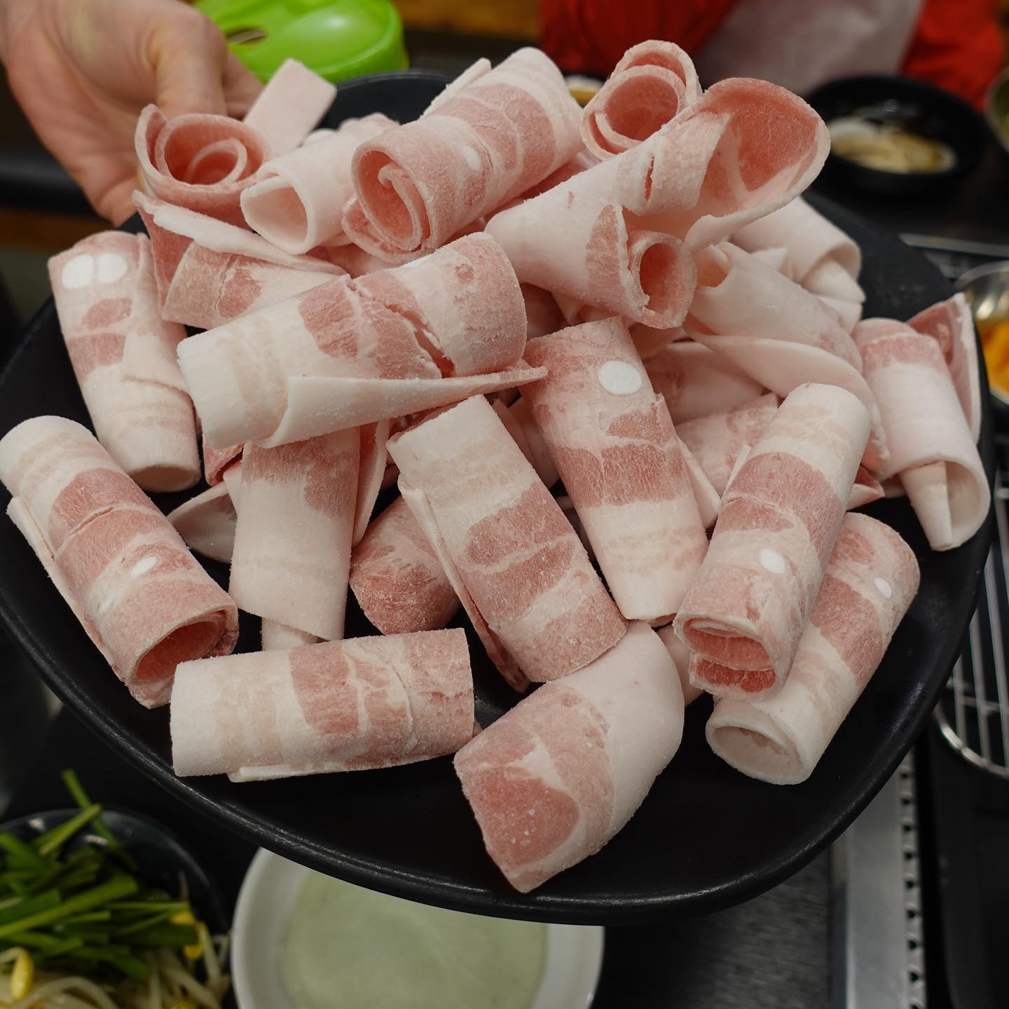 200도 가마솥무쇠판에 구워먹는 삼겹살 맛이란..최고🫶🏻 눈도 귀도 입도 즐거운 #칠곡삼겹살맛집 #더드림삼겹살 프리미엄대패냉삼 도톰하니 너무 꼬소했다 마무리 볶음밥 냉면도 훌륭한 곳!