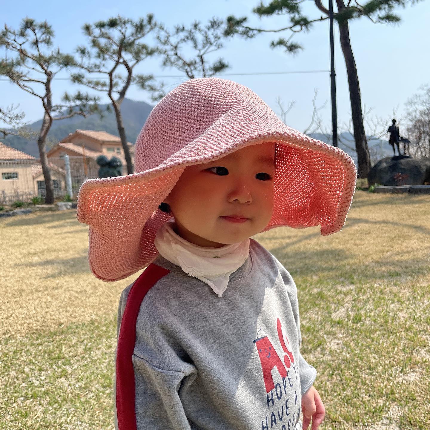 🐥생후 456일 기록🐥

.
.
.

약 일주일간의 근황🤲🏻

지난 주말은 남편 생일이라 시부모님과 아웃백에서 식사 후 집와서 저녁에 간단하게 케이크 초 불었어요 ㅎㅎ
(개인적으로 여기 케이크 넘 맛있어요🎂
크림치즈 딸기케이크인데 저번에 시부모님 결혼기념일도 같은 케이크로 했었거든요
그때도 다들 맛있다고 하셨어요!!
momo_cake89 )

리원이는 어린이집 적응해서 월요일까지 잘 다니다가 월요일 저녁부터 갑자기 열이 나서 이번주는 쭉 가정보육 중입니다😂😂
인후두염, 기관지염이라고 하는데 목이 부어서 그런지 열이 올랐다 내렸다하며 증상이 나아지진 않네요ㅠㅠ

근데 어린이집 다니다가 계속 가정보육하려니 진짜 어린이집의 소중함을 뼈저리게 느꼈어요 ㅋㅋㅋㅋㅋㅠㅠㅠ
어린이집 선생님들 정말 존경하고요..🥹

요즘 날씨가 참 좋잖아요!
인친분들 피드도 나들이 다녀오신 피드가 많던데
저도 리원이 감기 얼른 나아서 봄날씨 만끽하며 꽃구경도 하고 놀러도 가고 싶어요🙏
(답방은 꼭 갈게요^.^)

.
.
.

#소띠맘 #흰소띠맘 #소띠아기 #흰소띠아기
#딸맘 #소띠맘소통 #소띠딸 #육아맘
#생후15개월 #15개월아기
#소통 #육아소통 #육아소통환영