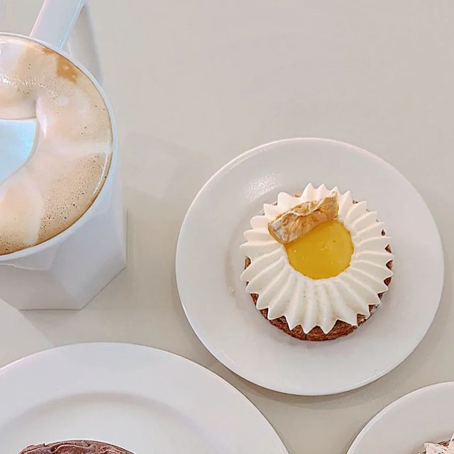 양세정ღ on Instagram: "블랑커피☕️ 디저트 비주얼 좀 보세요🙉 이뻐서 아까워서 어떻게 먹어 이걸!!!!!😠 그래도 먹쥬 😛 디저트 배 따로 있쥬 🍰 나는 한국인이쥬 🫶 ㅋㅋㅋㅋㅋㅋㅋㅋ