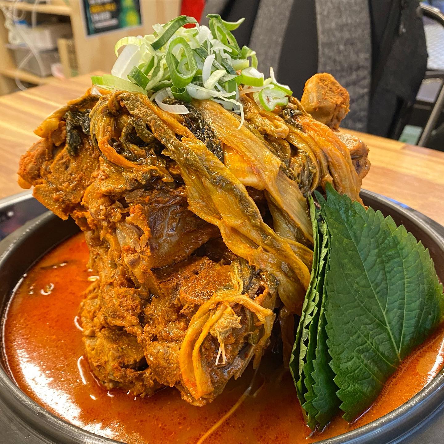 산더미 감자탕 🐷
동기 인스타에 너무 자주 올라와서 물어봄 ㅋㅎㅎ
❗️청년감자탕순대국 왕십리역점❗️
대동집 자리였던 (구)호남감자탕보다 맛있고
두시간씩 줄서서 먹는 성수감자탕보다 맛있대서
안가볼수가 없었다 ㅎㅎ 옛날 맛남의광장이었나 그자리여씀
산더미처럼 올라간 고기 인심 아주 굿 👍🏻
끓는동안 따로 빼놓는 그릇도 주심
블로그 후기에는 살이 훌훌 벗겨진다고 했는데
그정도는 아니었다 열심히 발골해야됨 🦴
국물 흠뻑 머금은 우거지가 진짜 맛있었다
방송 많이 탄 집인만큼 조미료 팍팍 넣은 맛 ㅋㅋㅋ 
성수감자탕은 안먹어봐서 모르겠고
옛날 호남감자탕보다는 확실히 맛있다 ㅎㅎ 
체인점이던데 담번엔 뼈해장국 도전 ❤️‍🔥
 
 
📍서울 성동구 마조로5길 5 1층
🐷청년감자탕순대국 왕십리역점 
 
🐷청년감자탕 소 28,000원