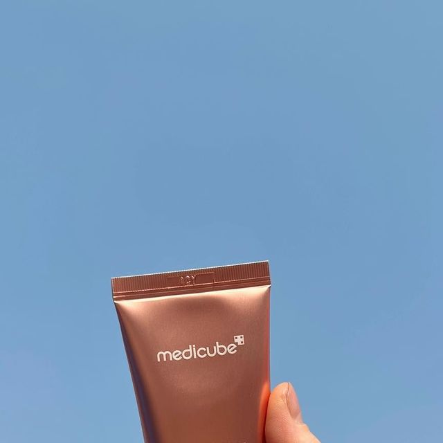 yebin_Rua on Instagram: "#광고 @medicube_korea . . 주변 사람들은 다 아는 피부 방관형인 내가 무려 꾸준히 쓰고 만족한 썬크림,,✨ 최근 리뉴얼 되어서 물광& 촉촉& 톤업 효과가 상당히 좋다길래 실험