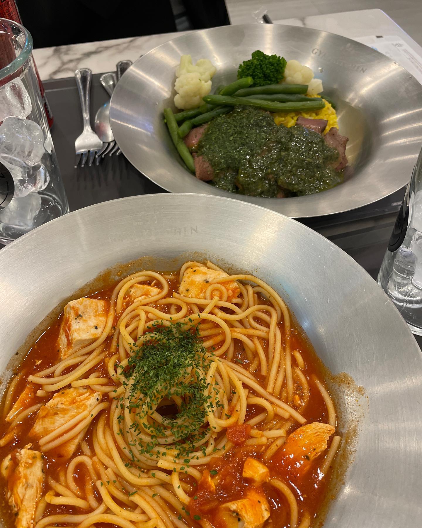 운동하는 사람들이여 샐러드만 묵지말구 영양 밸런스 챙기자아 

gymkitchen_seomyeon

같이 피티하고 헬스 다니는 친구랑 갔는데 완전 대만족 🫶

일단 메뉴마다 영양소 (탄단지) 성분이 적혀있고 
각각 단백질(고기), 탄수화물(밥,면) 추가가 가능해서 
운동하는 사람들한테 최적의 식당임!! 

근데 맛은 어떠냐??!! 

그냥 우리가 먹는 일반 고기, 파스타랑 똑같음!! 
친구랑 먹으면서 
와? 와! 와!! 어떻게 이럴 수 있지? 했음!! 

똑같이 맛있는데 더 건강한 맛💓💓

맛 건강 다 완벽한 메뉴들 ㅜ.ㅜ 
운동하는 사람들한테 정말 필요한 곳 ㅜㅜ 

다이어트 한다구 샐러드만 먹으면 안되구 영양 밸런스 챙겨야 함!! 

혼밥 하기도 좋아서 운동하구 치팅하구 싶을때 오면 딱 좋을 거 같움!!! 

이런 식당 많이 생겨죠 🥹🥹

#헬스 #다이어트 #식단 #운동 #서면샐러드 #전포동샐러드 #샐러드 #피트니스 #운동하는여자 #운동하는남자 #맛집 #서면맛집 #전포동샐러드 #다이어트식단
