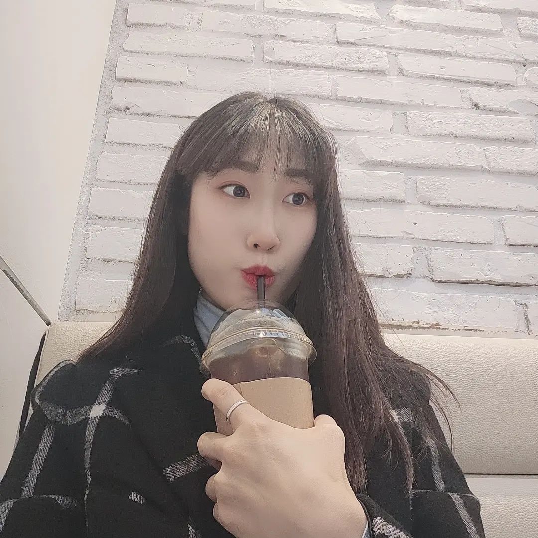 쭈욱 들이켜~~~♡
정신바짝!!!ㅋㅋㅋ

작은 이벤트인데,
이리 고민이 되다니요😎
너무 기대하지 마세용

간단하게 저녁을 먹어볼까해용
울님들도 불금 잘 태우고 계시나요?
.
.
.
.
.
#몬누누 #유토피안 #커피한잔해요 #커피한모금 #불금 #따뜻한봄날 #불타는금요일 #소통잼 #맞팔잼 #인친환영