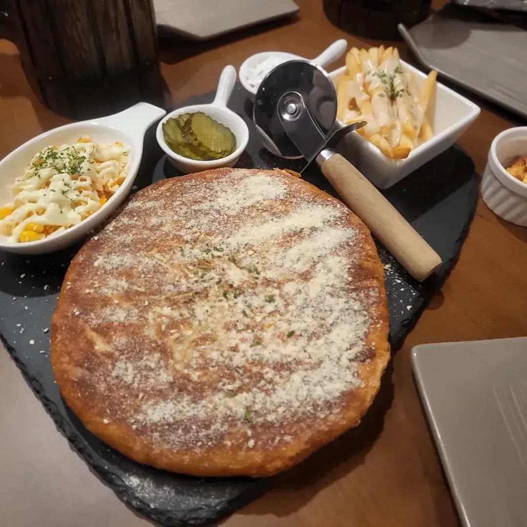 토곡 첫 방문에 핫플 방문
시끌벅적 예치과 옛치과가 그립구나 
하하~~
대박나세용~~

애플시나몬호떡 13000원(추천)
칠리페퍼로니호떡 13500원(강추)
베이컨치즈호떡 14000원(추천)
토마토감바스 13000원(강추)
소세지감자튀김 10500원(추천)

->걍다추천.....^^;;

모카스타우트 생맥 L7500원
코젤다크 9000원

#술스타그램 #먹스타그램#토곡술집#토곡신상술집#토곡호맥#호맥#호맥메뉴#토마토감바스#베이컨치즈호떡#칠리페퍼로니호떡#치즈베이컨호떡#애플시나몬호떡#소세지감자튀김#해쉬브라운#토곡호프#토곡맥주#흑맥주#모카스타우트#생맥주#코젤