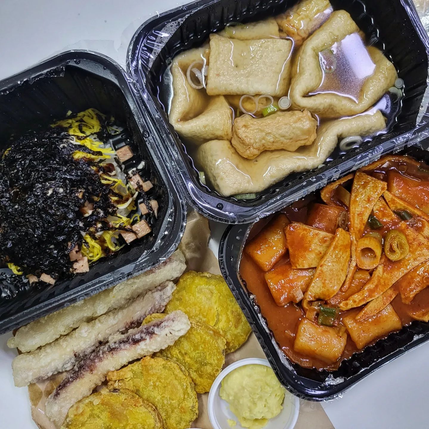 #협찬 #영도맛집 #삼진어묵당 

부산 영도 필수코스 삼진어묵 맞은편에 위치한 삼진어묵당🍢 

삼진어묵 영도매장에서 어묵 쇼핑 후 바로 옆 삼진어묵당 영도본점에서 떡볶이랑 파스타 시켜서 같이 먹어도 좋구요🫶 

하이볼도 판매하니 메뉴들이랑 찰떡궁합‼️ 

매운맛 선택도 가능하고 역시 삼진어묵 유명한게 어묵이 진짜 탱글탱글~~
떡볶이에 파도 많이 들어 있어서 취향저격 

마무리 후식으로는 어!이스크림 완전 강추합니다💯
아이스크림이 완전 맛있는데 바삭한 어묵튀김?이랑 꿀조합
카라멜소스도 찐해서 단짠단짠 조합이 굿😎 

어묵을 활용한 다양한 요리를 만나볼 수 있으니 어묵이 유명한 부산에서 안가보면 섭하쥬? 

삼진어묵이 만든 컬러풀한 프리미엄 분식 브랜드 삼진어묵당 

포장이라 파스타 못먹은 게 아쉬우니 다음엔 매장에서 못먹은 메뉴들 먹으러 꼬우~~~~ 

#협찬 #삼진어묵당 #삼진식품 #삼진어묵당본점 #삼진어묵당영도본점 #영도맛집 #어묵맛집 #부산어묵 #영도삼진어묵당 #삼진어묵당영도 #어묵 #봉래동맛집 #영도데이트 #부산여행 #여행스타그램 #맛집탐방 #먹스타그램 #맛스타그램