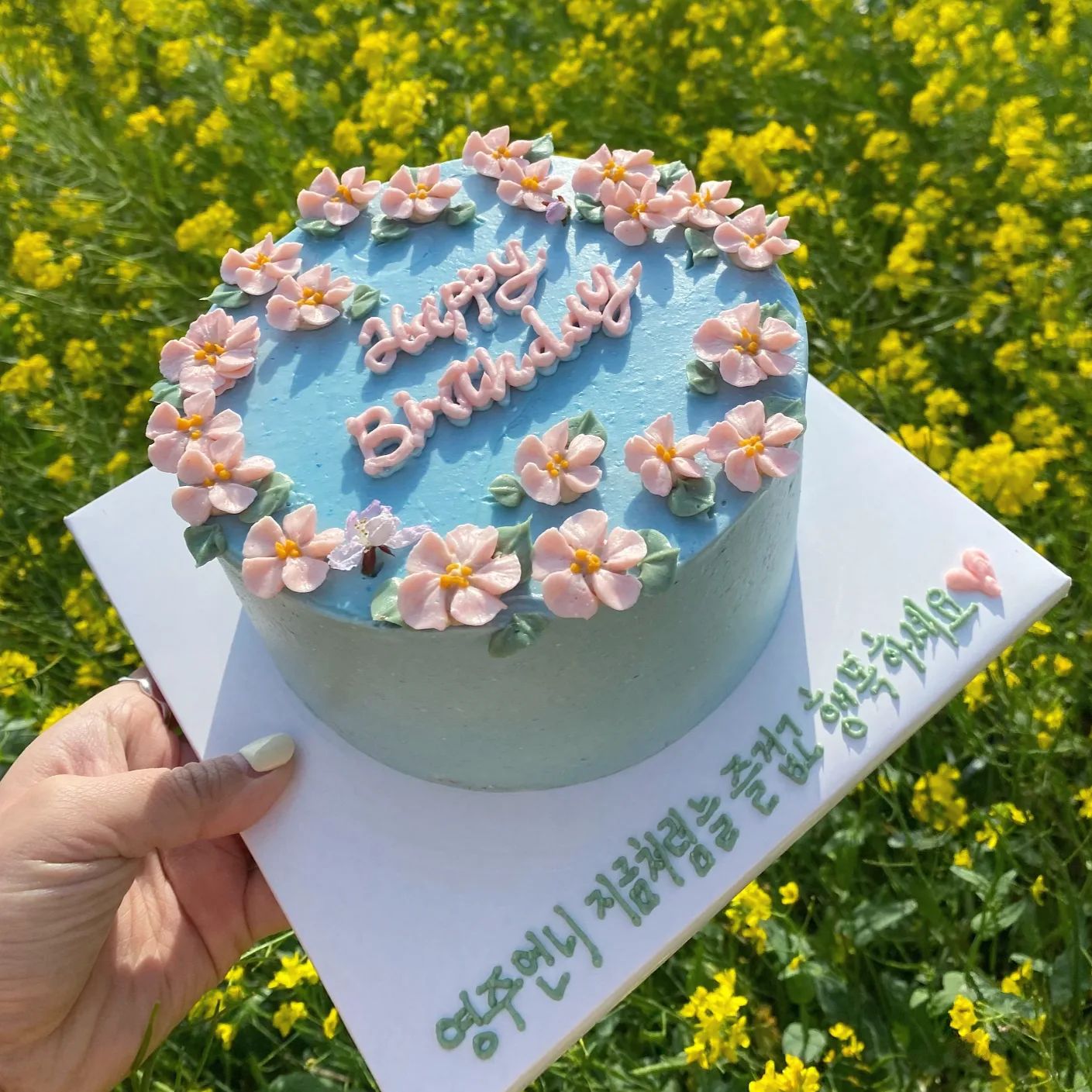 #해피버스데이
며칠간 축하받느라 행복했어요💕
모두 감사합니닷~😘

.
#생일케이크 #계절상점 #너무예뻐 #선물감사합니다🎁 #유채꽃밭 속 #생파🎂 #생일주간 #제주도민 #일상