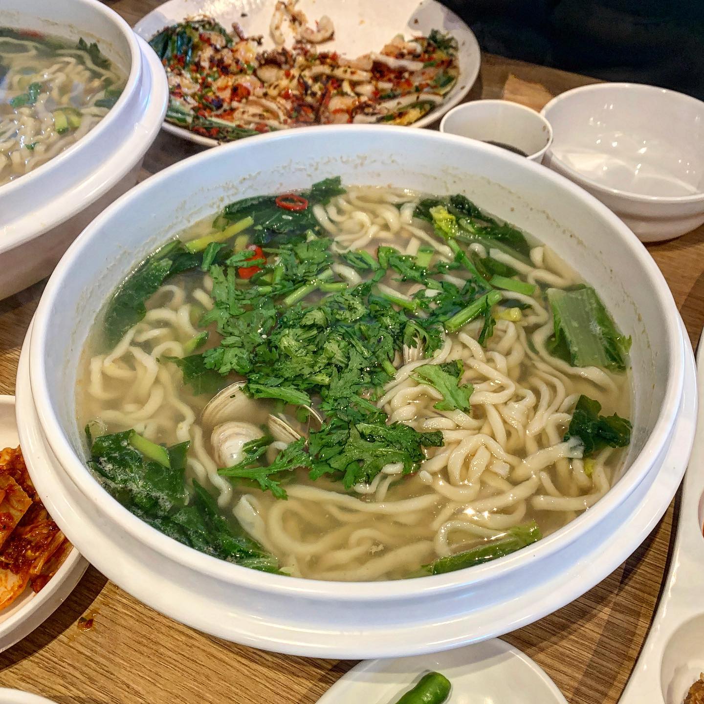 대구 범어동 #조조칼국수 <🌟🌟🌟🌟🌟>
.
살면서 먹은 해물칼국수중에 1등이요🥇💛 동죽이 폭탄 들어가서 국물이 진짜,,저세상 시원함을 자랑합디다,,괜히 유명한게아님; 전날 술먹고 갔는데 완저니 해장꿀 ! 면발도 야들야들하니 반찬으로 나온 매운김치랑 슴슴한 칼국수랑 먹으니 조합 넘 좋구〰️
.
해물파전에도 오징어랑 알새우가 폭탄급으로 들어가서 토핑이 다 줄줄 떨어지는데 그저 행복,, 고추가 많이 들어가서 맵싹하니 넘 맛있었다! 칼국수 면 다먹고 남은 국물에 밥말아먹어도 넘 맛있음 ,, 그냥 맛있고 맛있고 맛있어서 또 방문하고싶은곳,, 칼국수 좋아하신다면 무족권 방문해보세요😖
.
.
.
▫️ 대구 수성구 국채보상로 912 1층