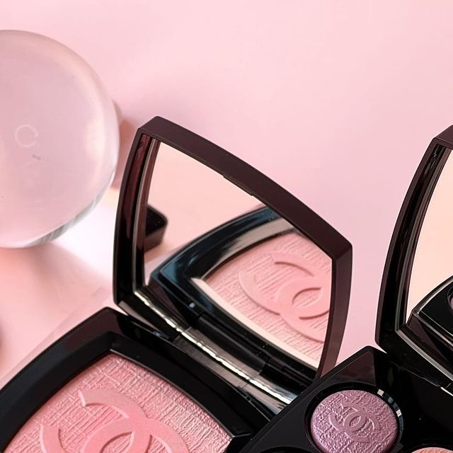 Lemoon🌙 on Instagram: "#내돈내산 @chanel.beauty.korea @chanel.beauty 
#샤넬뷰티 #샤넬스프링컬렉션 

.
[샤넬 2023 스프링 컬렉션]🌷✨

출시 다음날 급하게 달려가 구매한 스프링 한정 컬렉션!
처음 간 백화점에선 다 품절이라고해서 못구할까봐 
초조한 마음으로 근처 다른 백화점으로 갔는데 
다행히 3가지 모두 구매할 수 있었어요!

바로 올렸어야 하는데 그동안 너무 바빠서 
발색도 못해보고 이제야 올리네요🥹

.
🌷섀도우팔레트_ 레꺄트르옹브르 68 #DELICES
오랜만에 정말 마음에 드는 4구 섀도우 컬러 조합이라
고민없이 구매했어요!
특히 첫번째 보라색의 고급스러운 컬러감과
네번째 펄감이 예술인 레몬색상에 반해버렸어요✨💖

🌷블러셔_일루미네이팅 블러쉬 파우더 #판타지드샤넬 
양각이 너무 예쁜데다 형광끼 도는 핑크컬러에 
펄감이 돋보이는 블러셔였어요! 
블러셔 브러쉬도 같이 주는데 이번 브러쉬는 
꽤 도톰하고 부드러워서 좋았어요👏

🌷스틱하이라이터_바움에쌍씨엘 #LlLAS
샤넬 온고잉 스틱하이라이터 스컬프팅쓰고 너무
만족했었는데 투명감 넘치는 보랏빛의 하이라이터라
정말 예쁘더라구요 게다가 한정컬러라니 
구매하지 않을 수가 없었어요🥰

컬러감, 제형이 잘 보이는 발색 리뷰도 곧 가져올게요!
.
.
.
#샤넬스프링컬렉션2023 #샤넬섀도우 #샤넬블러셔 #샤넬하이라이터 #샤넬스프링 #샤넬한정 #chanelmakeup #chanelbeauty #하이라이터추천 #chanelshadow #chanelblush #chanelhighlighter #chanelspring2023  #샤넬스프링2023 #스틱하이라이터"