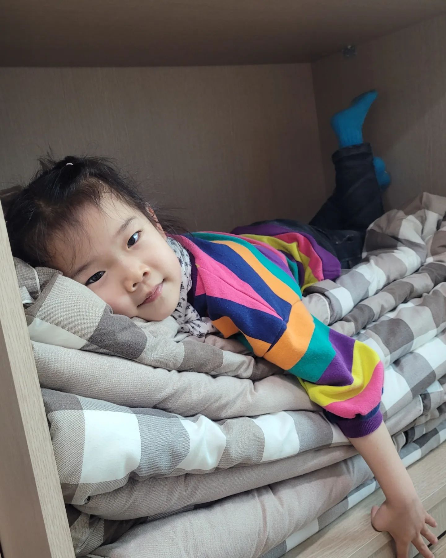 #결혼기념일여행 #0402
.
#좌구산자연휴양림 휴양관 전갈자리 에서 1박😴
숙소 도착해서 저녁먹고 #좌구산천문대 별보러 고고~
.
신랑이 미리 예매해서 편하게 영상으로 봄 별자리 배우고,
태양계 행성 순서 태양-수성-금성-지구-화성-목성-토성-천왕성-해왕성에 대해 배우고, 마지막으로 달에 대해 배우고..
.
달과 별자리 관측으로 1일차 여행일정 마무리~
보름이 가까워서 달이 엄청 밝아서 별 많이 못 본게 아쉽지만,
다음을 기약하기로 함.. 👌
.
달은 실제 망원경에서 폰카로 찍은건데..
화질차이 극복하려는 직원 노력에 감동한.. 😢
.
마지막으로 인증샷 찍고 자러 다시 숙소로 고고~ 😴
.
.
.
.
#딸가족여행 #증평여행 #좌구산휴양림 #가족여행
#4월가족여행 #1박2일여행 #아이와함께여행 
#1일차일정 #끝 #씻고자자 #1일차여행 #여행기록