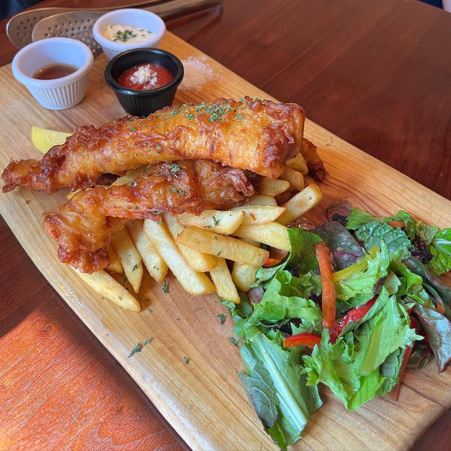 영국에서 먹은 피시앤칩스보다 더 맛있었다. 
새로운 음식 먹고싶을때 가보세요 🔥 

영국 가정식은 처음인데 맛, 분위기 모두 만족스러웠어요. 

특히 대구살을 튀긴 피시앤칩스가 완전 최고 💘 
셰퍼드파이는 고기 위에 치즈감자전이 올라간 느낌이랄까

데이트로도 친구들끼리도 완전 강추! 🧚🏻‍♀️
평일 낮 기준 웨이팅 30분 이상 소요 

🏠 #차만다 
피시앤칩스 29,000원
셰퍼드파이 21,000원

그리구 이거 비밀인데 사장님이 훈훈해요,, 

#서울숲맛집 #서울숲맛집추천 #성수맛집추천 #성수맛집탐방 #차만다서울숲 #피시앤칩스#피시앤칩스맛집 #먹팔맞팔 #먹스타맞팔해요 #서울숲맛집탐방