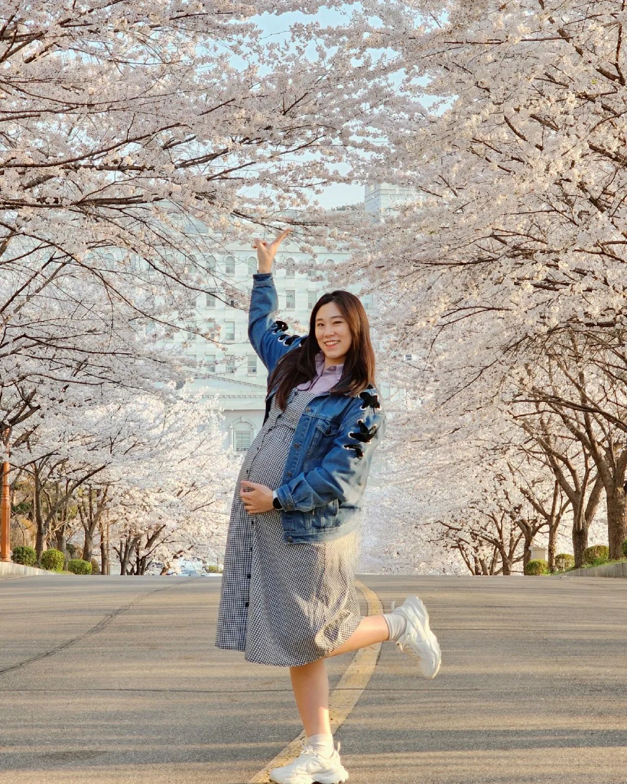#임산부일상🤰 
#쁨쁨즈맘_32주5일

몸이 무거워도 벚꽃놀이 놓칠 슈 없지🌸
아침 일찍 일어나서 부지런히 꽃놀이하고 왔어용~🩷

부지런 떨었더니 주차도 가까운데하고 사람도 별로 없고
찬찬히 걸으면서 벚꽃구경 실컷하고 왔답니당🌸

내년에는 쁨쁨이들이랑 넷이서 유모차 끌고 와야징👶👶👫🩷

#임산부스타그램 
#슬기로운임신생활
