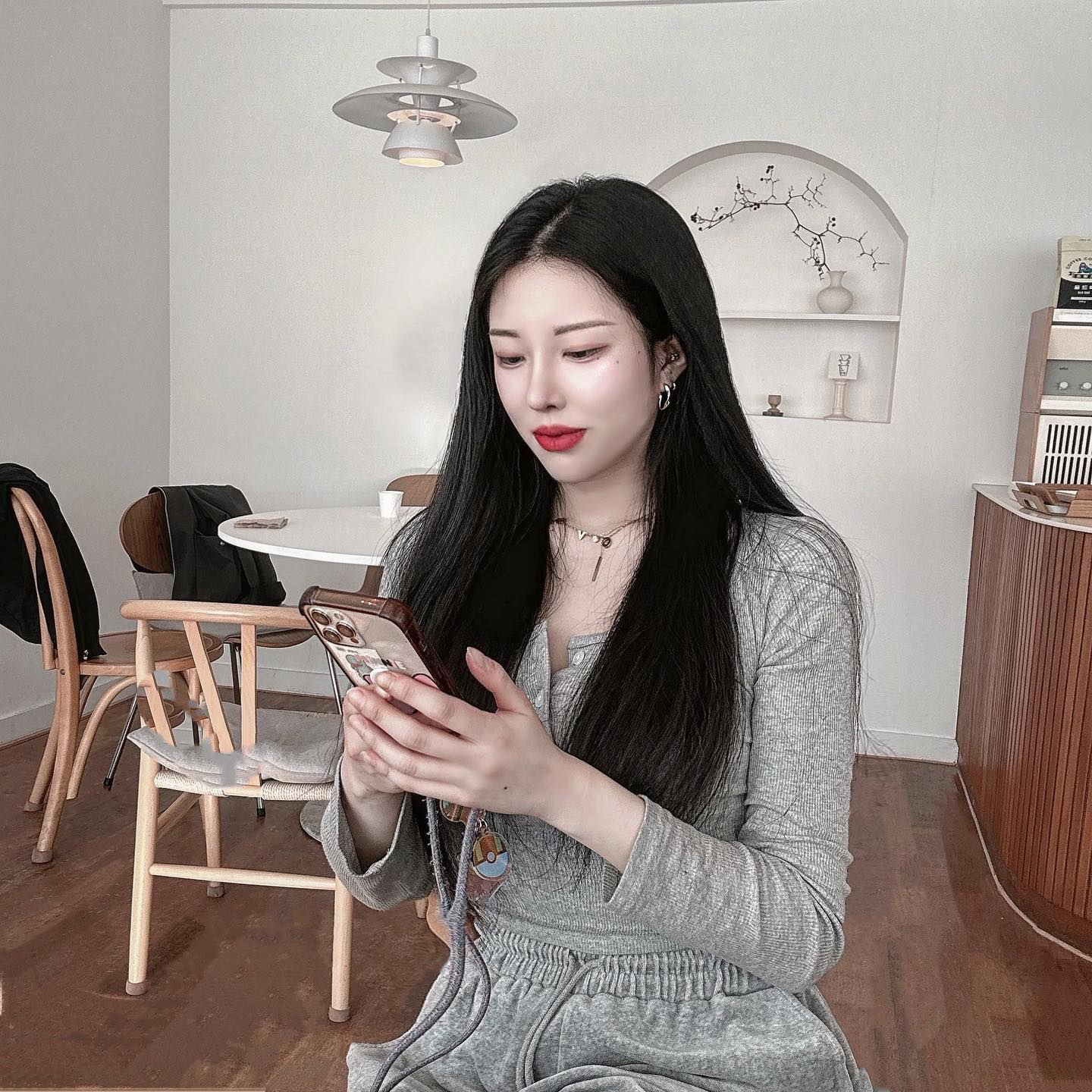 안뇽하세요 저는 회색을 조아하는 됴은디입니다
내복, 스님같다고 놀리지 말아주세요👍🏻👍🏻
생일 기념으로 한 줄은 제 사진 올릴거에욥✌🏻
.
.
.
#회색인간 #회색성애자