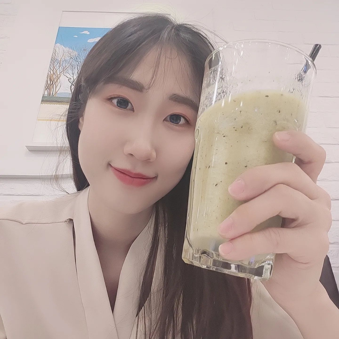 안녕 키위야 🥝
오늘은 키위주스를 먹고 있어요!!
키위도 비타민 많고 항산화 가득 하나네요^^*

저는 참 새콤한거 좋아하는거 같네요ㅎㅎ
잠깐 할일 바짝 하려고 카페왔는데
다들 수다 떠느라 바빠용!!

저는 이미 많이 떨고 와서 얼른
마무리 할일을 하고 쉬어볼까 해용
월요일처럼 휘날린 저의 머리가...

그나저나 벚꽃이 피어야 할 시기에
곧 질거 같다고 하던데...

울님들이 올린거 많이 구경중이에요!!
저도 찍고 와서 보여줘야겠어용😄
월요일 하루 잘 보내셨나요??
.
.
.
.
.
#하루마무리 #오늘도수고했어 #과일쥬스 #건강챙기기 #안녕 #비타민과일 #키위 #선팔맞팔환영🙌 #키위쥬스 #봄벚꽃 #인친환영 #맞팔선팔 #몬누누 #유토피안 #월요일저녁