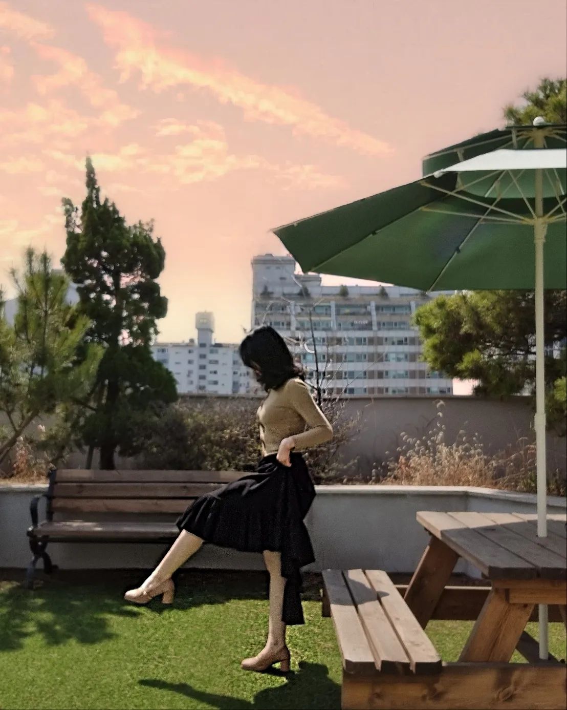 #협찬 메리제인힐과 캉캉스커트가 이렇게 찰떡일줄은..🧡🖤

다리가 길어보이는
#분홍코끼리 메리제인힐 신고
하늘정원에서 사진 남겨봤어요 🌆 

진베이지 컬러가 바지와도
치마와도 잘 어울려서 데일리로
착용하기도 딱이더라구요!

다들 따듯한 봄날 만끽하고 계신가요?ㅎㅎ

pinkelephantkorea

#pinkelephant #분홍코끼리 #플랫 #23SS신상 #슬립온 #메리제인 #하늘정원 #메리제인슈즈 #통굽슬립온 #리뷰메이커 #가보시힐 #여자구두추천  #여자구두쇼핑몰 #캉캉스커트 #언발스커트 #일상화보 #라라랜드 #lalaland