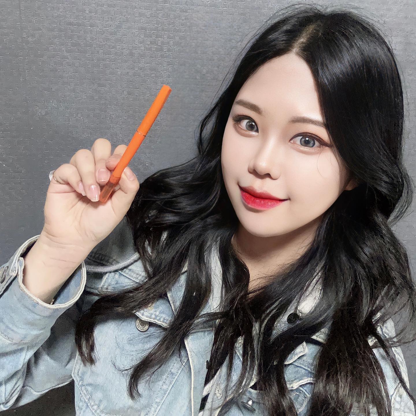 #협찬 데자뷰 내추럴 래스팅 아이브로우 펜슬

- 파우더를 펜슬 타입으로 굳혀 더욱 더 자연스러운 아이브로우 펜슬로 지속력에 걱정은🙅‍♀️ 밀착력이 좋거나 발색력이 좋다는거 써보면 처음 딱 쓸때 피부 빨개지도록 안그려지는 거 아시나욥,,, 그러나 손목 발색샷을 보면 알듯이 너무 부드럽게 발려 놀랬다눈,,🫢 브러시 듀얼로 빠르고 쉽게!! 워터프루프라 곧 다가올 여름대비로도 추천! 
#데자뷰 #데자뷰아이브로우 #올리브영아이브로우 #아이브로우펜슬