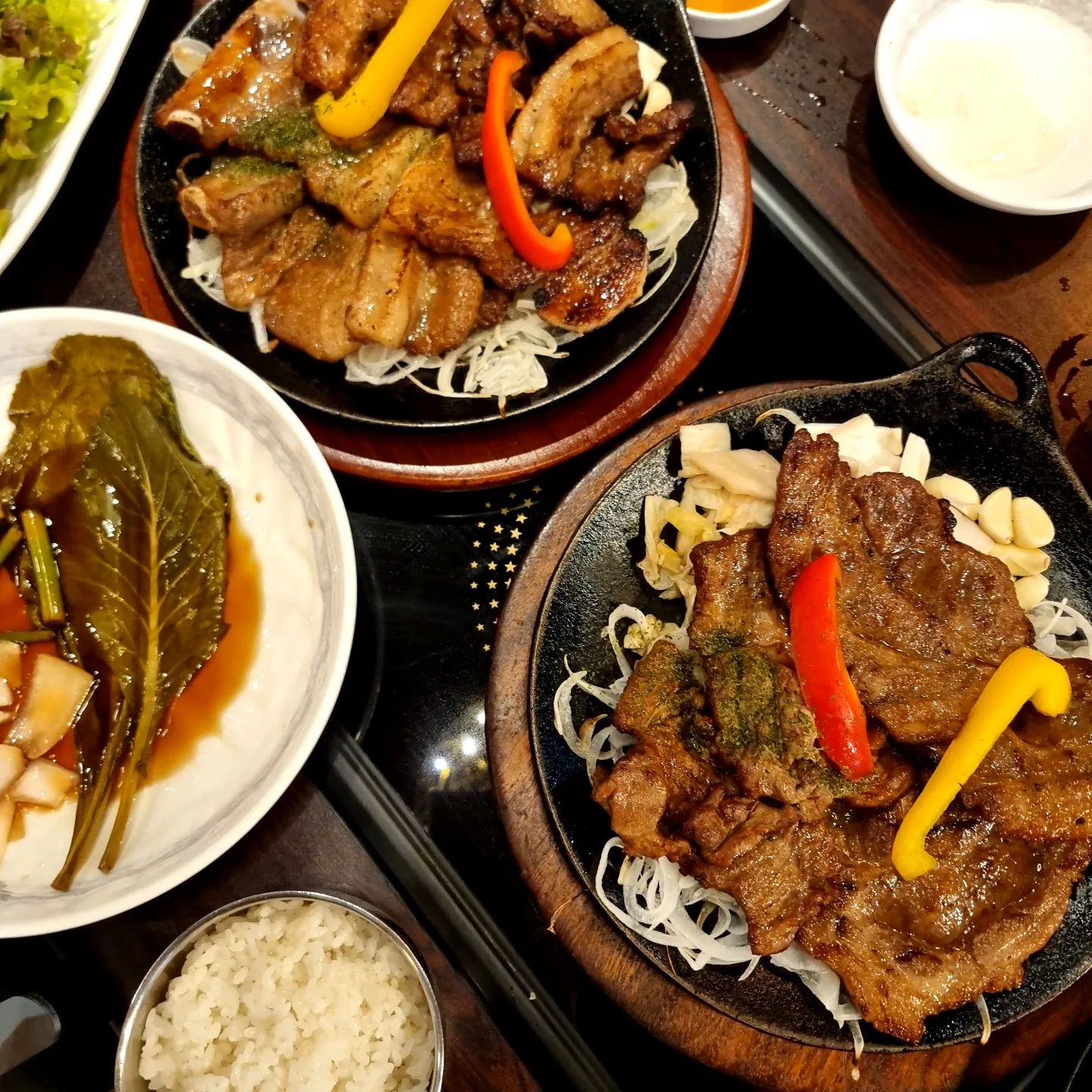#식당200도씨  #진천동식당이백도씨 #협찬

모든 메뉴가 주방에서 숯불에 구워져서 나와 
따로 구울 필요 없고, 기름 튈 걱정 없어  좋았어요. #달서구돼지갈비 식당 200도씨는 
전문가가 200도씨에서 직접 구워낸 
육즙 가득한 노릇노릇 한 고기 맛을 느낄 수 
있었어요. 뜨거운 그릴에 담아주시니 
따뜻하게 먹을 수 있었어요.
참숯 향이 그윽한 고기 맛은 두말하면 잔소리!​​

​

📍대구 달서구 진천로 36 식당이백도씨

진천동 490-38

영업시간: 11:20~23:00

라스트 오더:22:30

☎ 053-635-9400

※  대형 주차장,  단체석 ※​

#대구진천동돼지갈비
#대구달서구돼지갈비
#대구양념돼지갈비
#대구대곡동돼지갈비
#식당이백도씨
#진천동식당이백도씨
#대구식당200도씨
#대구대곡돼지갈비맛집
#대구진천동맛집
#진천동맛집
#진천동고기집
#대구돼지갈비
#진천동돼지갈비
#진천동돼지갈비맛집