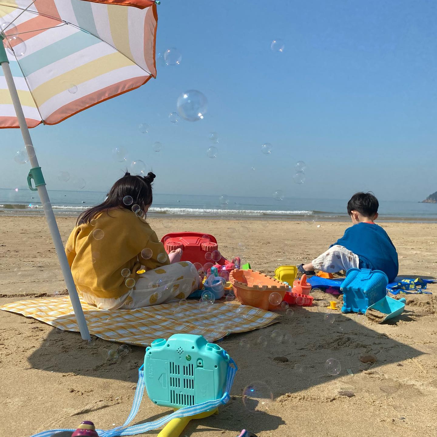 벌써 여름인가_

올해 첫 모래놀이 ㅎㅎㅎㅎㅎㅎ
엄마는 너희 노는것만봐도 좋다구 (누워서)🤭

#꽃구경대신바다구경 
#너흰조용히놀때가제일예뻐