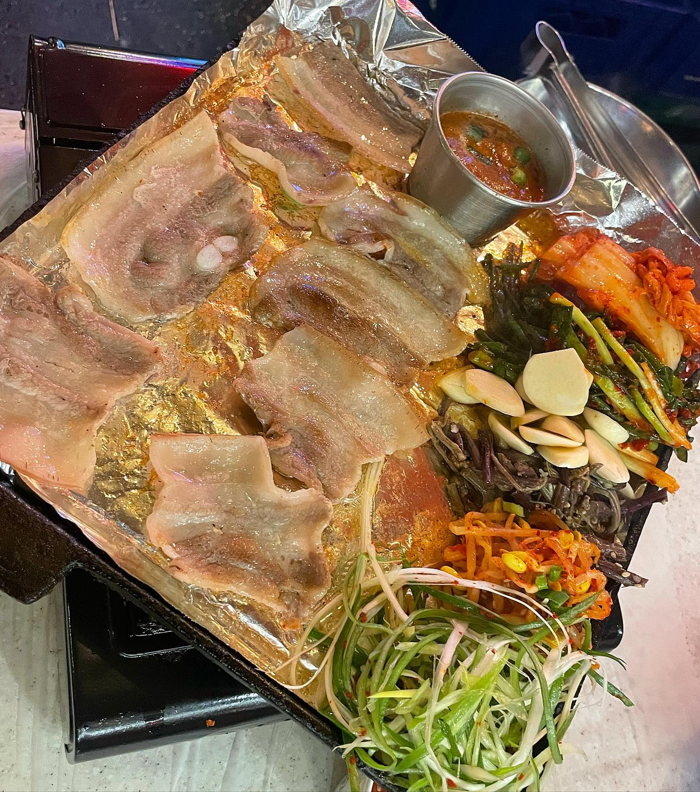 #강남맛집 #청담맛집 #영동교집 

#냉삼 이 땡길 땐 여기!☝🏻

밑반찬이 많이나와서 고기 한 점을 먹더라도 다양하게 먹을 수 있는점이 큰 장점인 곳이에요.

쟁반 가득 쌈채소, 무생채, 파절이, 김치, 파김치, 사라다, 보리쌈장, 기름장, 콩나물, 와사비마요, 매실고추장, 생마늘, 고사리, 고추 구성이 완전 푸짐하죠?

돼지지방과 살코기에 조합이 적절해서
과하게 느끼하지도 단백하지도 않게 먹을 수 있어 꼬순내나게(?) 먹을 수 있었답니다!

옆에 같이 기름에 구어진 나물과 함께 멸젓에 푹 찍어먹으면 극락😋

그리고 여기서 꼭 시켜먹어야할 #벌집껍데기 도 함께 먹었는데 왜 유명한지 알겠어요….❤️

다음에 또또또간집 냉삼집도 소개해드릴게용!

📍 서울 강남구 선릉로148길 11 
⏰ 11:00am~23:40pm 
️ 4.3(5)

#메이_강남맛집 

#강남술집 #청담술집 #회식장소추천 #서울맛집 #경기맛집 #감성술집 #냉삼맛집 #삼겹살맛집 #삼겹살 #맛집 #먹스타 #먹팔환영