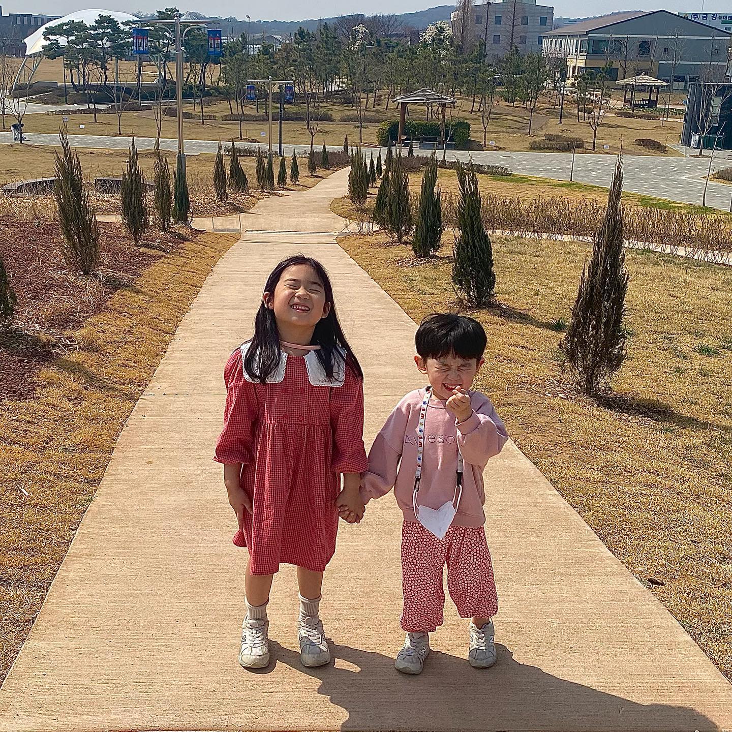 윙크잘한다고 생각하는 1호,2호
동물들 먹이도주고 걷고 걷고 ㅎ

밀린 일상 정리_

#농기센찍고초록미소마을
#마지막은소풍정원으로마무리 
#애들이랑가볼만한곳