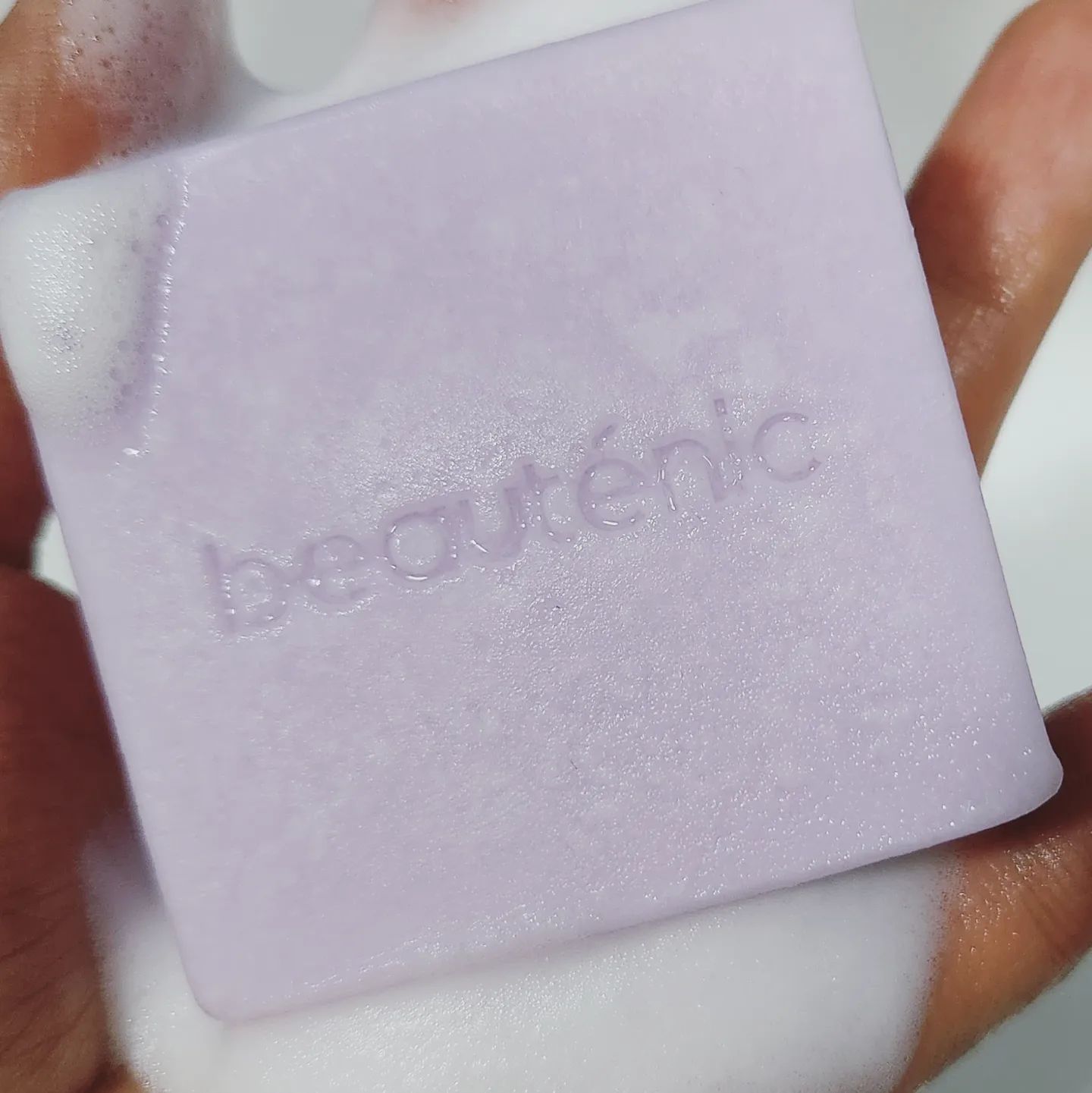 #협찬 #beautenic #보떼닉 #컨디셔너바 #어성초비누 #동백 #고체바 #린스바 #제로웨이스트

📍어성초 동백 컨디셔너바로 트리트먼트 를 사용해보았는데요. 잦은 염색과 파마로 지친 헤어가 부드러워지는것을 느낄수 있었어요

📍모발 깊숙히 단백질 케어효과와 
자외선으로부터 두피와 머릿결 손상보호 효과가 있어서 두피와 모발에 더 좋은 어성초 컨디셔너바입니다.

📍아이와 임산부 모두 사용가능한 안전한 천연비누

😊사용팁!

샴푸후 물기를 어느정도 제거한 젖은 모발에
린스바를 모발 전체에 도포한후 1-2분 기다렸다가 미온수로 헹구어면 끝. 천연비누는 비누망을 사용하면 더욱 풍성하고 쫀쫀한 거품을 만들어낼수 있어요

➡️구매처링크 
https://m.smartstore.naver.com/beautenic/products/7736955942?NaPm=ct%3Dlg1rodua%7Cci%3Dcheckout%7Ctr%3Dppc%7Ctrx%3D%7Chk%3D582c79c0395e4c0099ac01b2c483fe00f8b3ae71