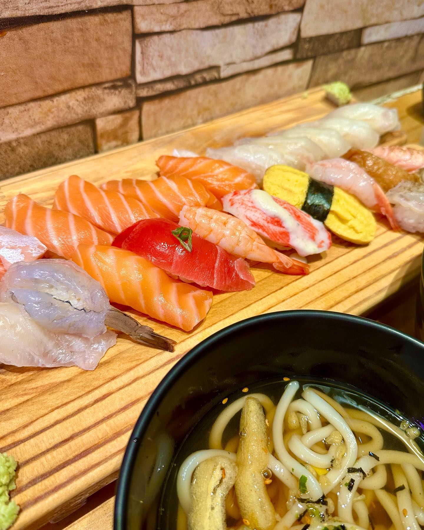 대구 동성로맛집 “화담” 갔다옴
#동성로맛집 #화담

😋 대구 동성로에 있는 초밥집 화담에 다녀왔습니다!

😋 화담에서 광어+연어초밥과 화담모둠초밥(중) 를 주문했습니다!

😋 우선 연어가 노르웨이산이라서 부드럽게 촥 맛있게 먹을 수 있었어요

😋광어는 사실 조금 찔겨서 스리살짝 실망했지만 다른건 다 너무 맛있었어요👍

🌟화담 - 대구 중구 동성로3길 75

🍽️ 화담모둠초밥(중) - 13,000원
🍽️ 광어 + 연어 초밥 -  14,000원 

🕰️영업시간 12:00 - 21:20
🌟라스트오더 20:50

#동성로초밥 #동성로연어 #동성로초밥맛집 #동성로맛집 #대구초밥