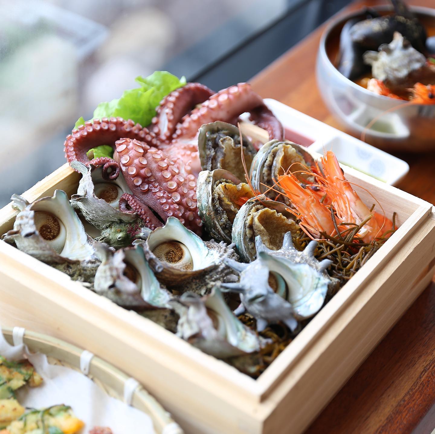 제주에가면 흑돼지는 부담스럽고 갈치조림은 너무 비싸고 간단하면서도 괜찮은 맛집 없을까 찾아보다가 송악산에서 우연히 만난 해물라면집 소라소라! 

해물라면도 다른집들 다 만원은 훌쩍 넘는데 칠천원밖에 하지 않아 전혀 부담스럽지 않고 인생샷 찍을 수 있는 멋진 오션뷰까지 함께 감상하면서 먹을 수 있는 아직 알려지지 않은 도민맛집이랍니다. 

마라도선착장 바로 앞에 있어서 마라도나 가파도 가기전에 잠시 들려서 해물라면에 해물파전! 그리고 해녀분들이 직접 잡아 올린 싱싱한 해산물로 만들어진 해물찜까지!! 거부할 수 없더라구요.^^ 

역시 재료가 좋으면 맛도 좋은가 봐요! 사장님 어머니분이 해녀라 직접 물질해오신 소라와 문어, 멍게 등등!! 대박입니다!
.
.
.
#송악산맛집 #산방산맛집 #송악산해물라면 #제주해물라면맛집 #제주도해물라면 #제주도해녀라면 #송악산 #제주송악산 #제주도송악산 #제주해물라면 #소라소라 #서귀포해물라면 #뷰맛집 #해물라면 #해물모듬 #해물찜