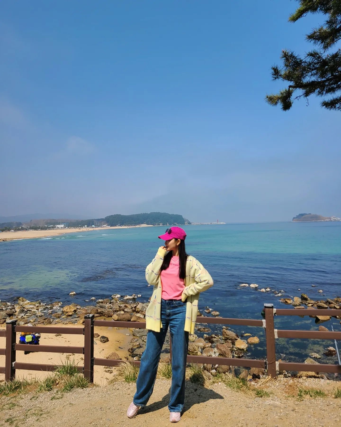 금강산 보여준다고 했자나요.....😂🤣
몇주동안 날씨랑 눈치게임하다가 새벽에 비몽사몽인 애(=나) 깨워서 델꼬 거진 왕복 8시간 거리를 달려가 이상한 보안교육(?)까지 수료 후 들어갔지만 금강산 실패! 
그래두 파란 바다는 대성공해서 매우 행복했던 #고성여행🩵
.
.
.
믿고 가는 brownfaces tour ㅋㅋㅋ