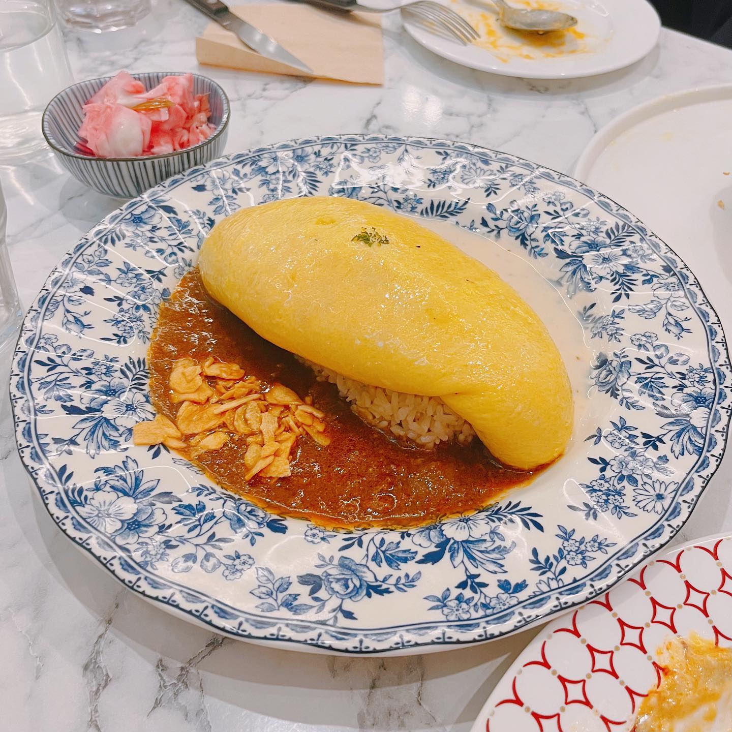 #빠레뜨한남
📍위치: 대전 서구 대덕대로 226 1층 101호 (명동프라자)
❤️어느 각도로 찍어도 너무 이쁘게 나오는 양식집!!
🧡퐁실퐁실한 오므라이스를 가르기 성공해서 진짜 기쁘게 먹었음.. 진짜 부드러운 구름계란에 단짠 소스(개인적으로 크림소스보다 갈색소스가 안느끼하고 좋았음!)
💛이쁘게 생긴게 다가 아니라 맛은 한 수 위인 파스타!! 크림파스타인데 매콤한 맛이 어느정도 잡아줘서 좋았음
💚우삼겹 샐러드 강추!! 음식이 대체적으로 크리미한 편!! 그래서 중간중간 시큼함 드레싱이 뿌려진 샐러드 먹으면 좋았음!!
💚피자가 햄버거 같이 생겨서 신기함!! 빵을 위에다 덮고 짤라서 먹는것임!! 진짜 말 그대로 크고 고급진 햄버거 느낌?
💙빠레뜨파스타:13900원, 오므라이스:12500원, 우삼겹피자:19000원
💜추천메뉴: 빠레뜨파스타+오므라이스(세트있음)
🤎재방문의사: 85%

#맛집스타그램 #맛스타그램 #맛있다그램 #먹스타그램 #먹방 #술스타그램 #오늘뭐먹지 #야식 #꿀맛 #먹스타그램 #먹스타 #먹스타맞팔 #먹팔 #먹스타그램맞팔 #먹팔환영 #먹팔맞팔 #소통 #좋아요 #팔로우늘리기 #좋아요반사 #좋반 #좋아요늘리기 #팔로우 #맞팔 #likefoefollow #lfl #fff #f4f #follow4follow