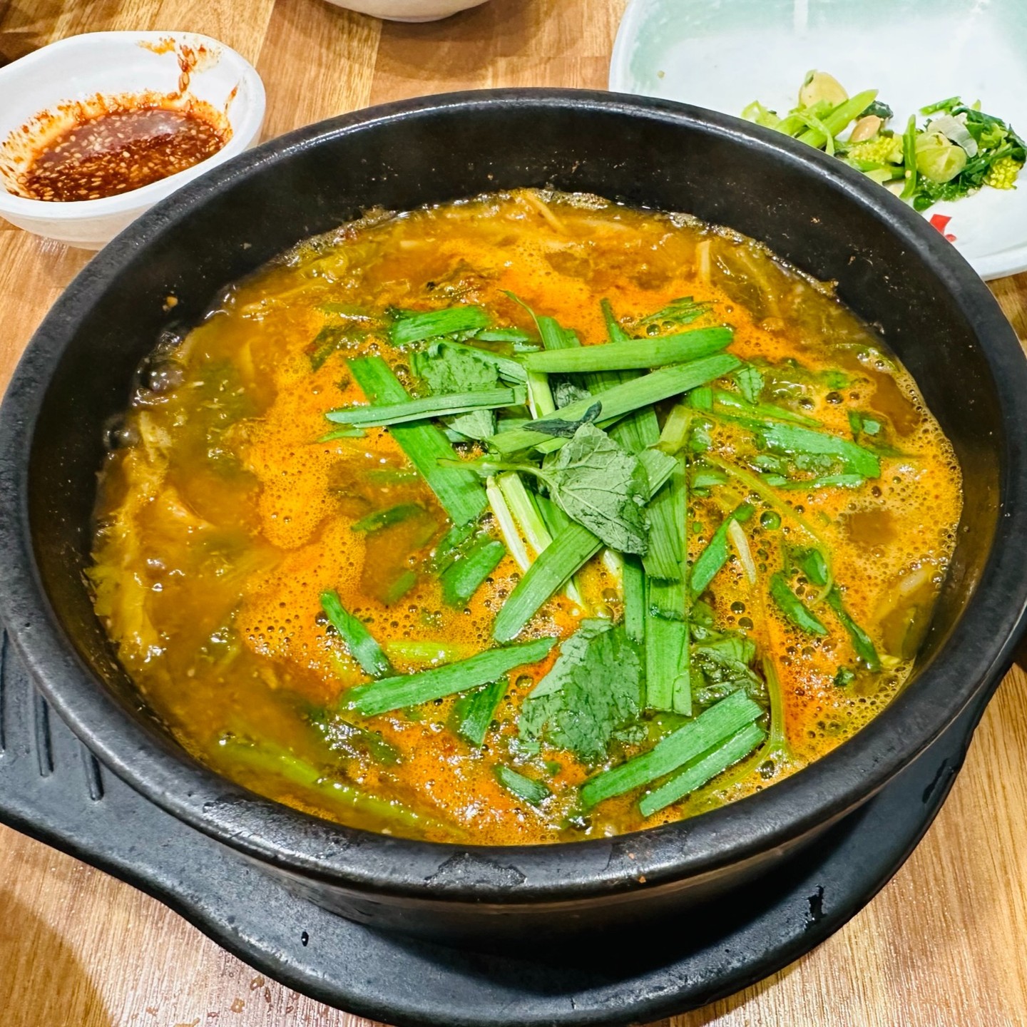 지난 주 명촌 볼일로 다녀오다가 들린 이정표추어탕
어렸을 때는 추어탕 그렇게 싫다 했는데 
어느샌가 찾아먹는 음식이 되었다.
왜인지 먹고 나니까 힘이 팔팔 나는 느낌!
구수한 된장 느낌의 전라도 추어탕도 좋지만,
칼칼하니 민물 매운탕 느낌 낭낭한 경상도식 추어탕도 짱맛!

특히 이정표 추어탕이 전통방식 그대로 만들기도 하고,
추어탕 외에도 다양한 메뉴도 있고 주차장도 넗고
개별 룸도 마련되어 있어 모임하기 딱 좋을듯.
다음엔 보쌈을 먹으러 가볼까나~ 

📍 이정표추어탕
주소 : 울산 북구 명촌 20길 4 
영업시간 : 오전7시 ~ 오후 10시 

#울산맛집 #울산핫플 #울산추어탕
#먹스타그램 #맛스타그램 #울산북구맛집
#울산명촌맛집 #울산명촌모임장소 #이정표추어탕