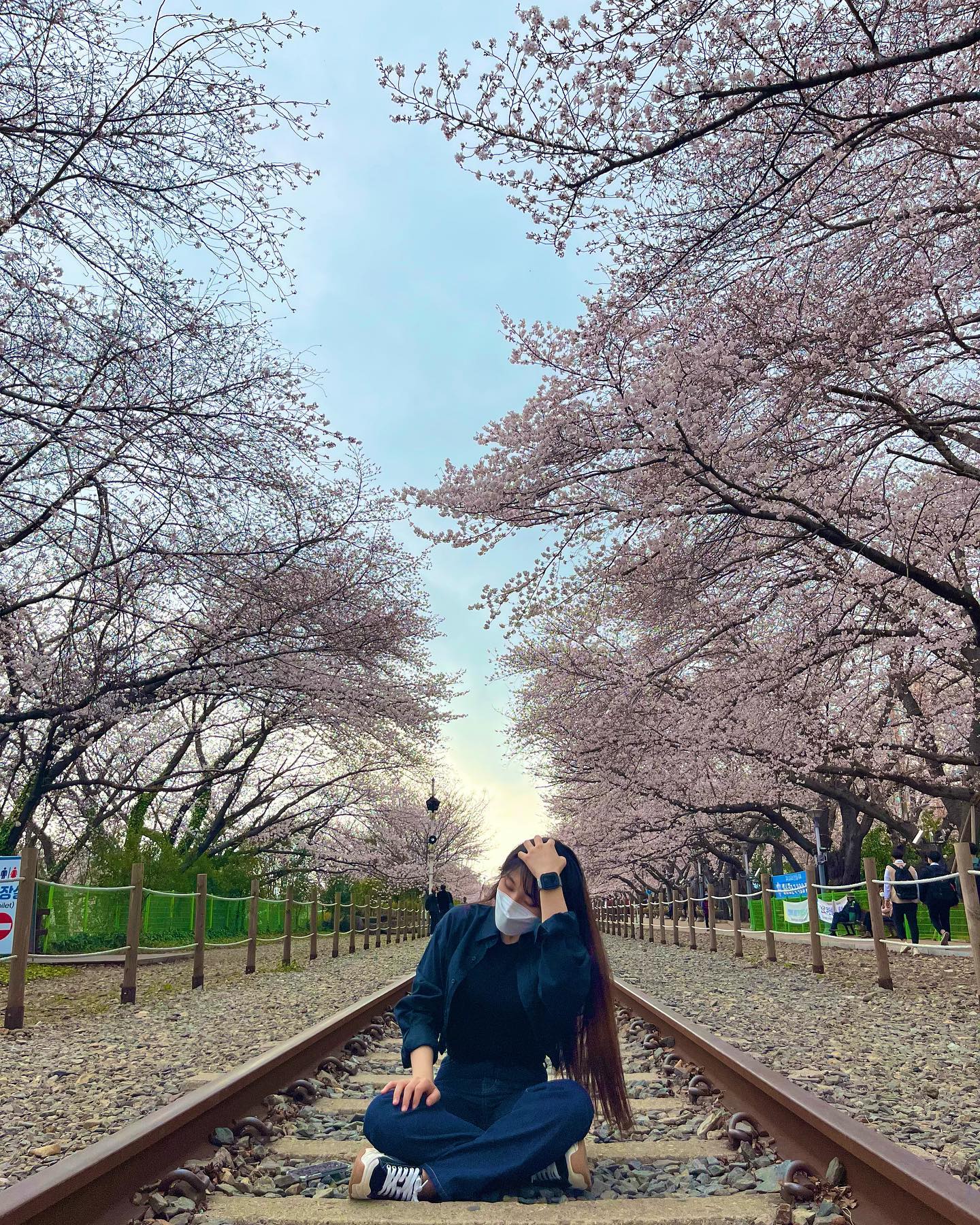 #영이스타그램🐯
⠀
꽃놀이 다들 화사하게 하고 가는지 몰랐지,,🤦🏻‍♀️
내 심장의 색깔은 black🌚