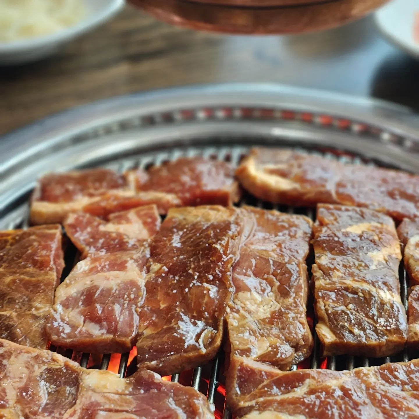 20.방배 [방배골숯불갈비]
🌽반찬으로 나온 두부김치를 몇번이고 먹었는지...돼지갈비도 맛있었지만 반찬들이 자극적이라 넘넘 개취!! 솥밥의 누룽지와 직접 만드신 레몬주스까지🍋 풀코스로 배터지게 먹고왔다! 배달도 되던데 집주변이었으면 배달각...
#방배골숯불갈비 #갈비 #솥밥 #두부김치