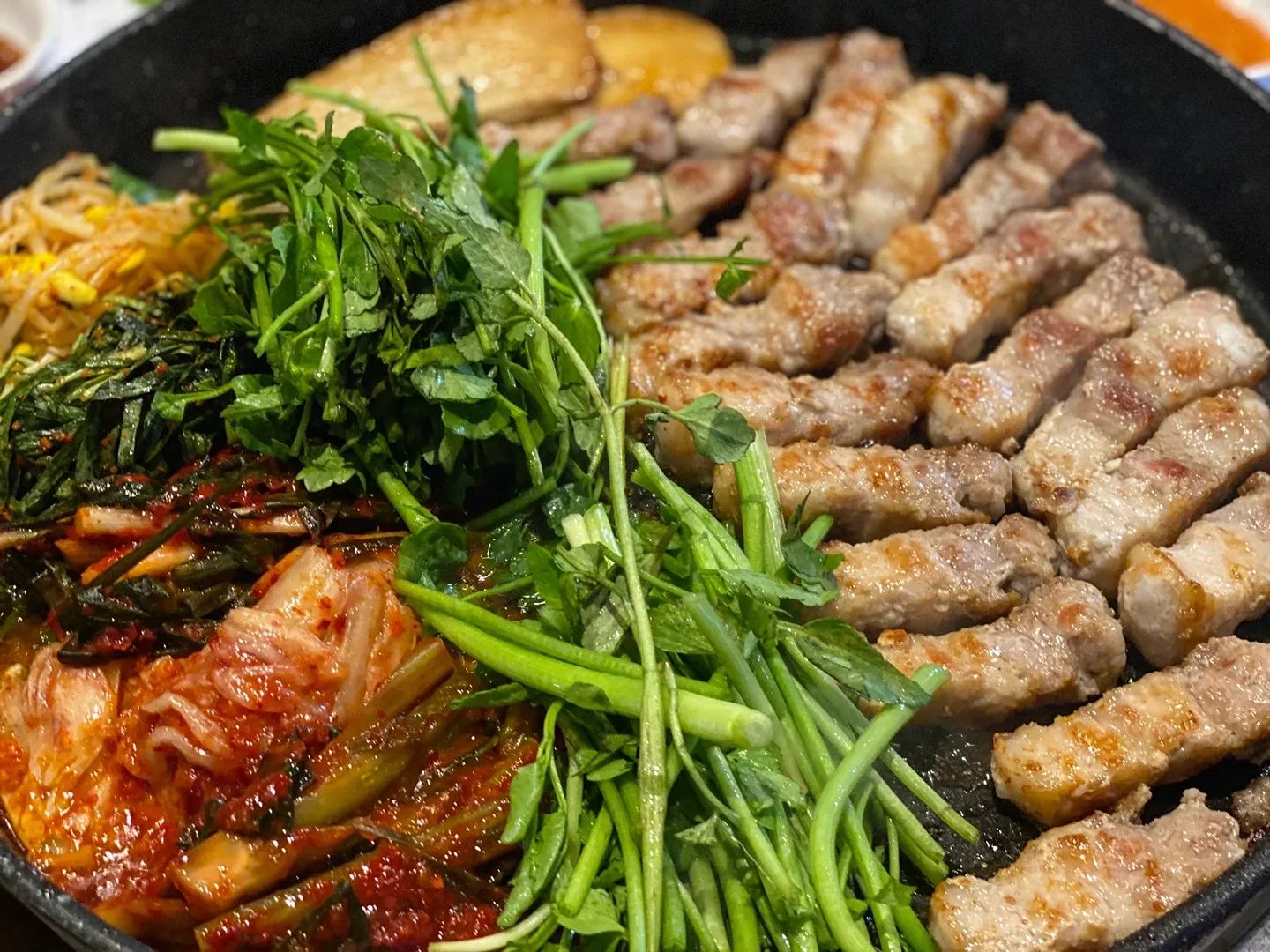 비오는 날엔 삼겹살
제철 미나리랑 같이먹어야지😎

친구가 소개해준 양산맛집🫶
고기 종류가 많는데 삼겹살이 젤 맛있다고하니 삼겹살로 꼭 시기키‼️

파김치, 갓김치, 배추김치, 부추, 콩나물까지 같이 먹으면 환상조합

미나리도 싱싱해서 생으로 뜯어먹고 구워먹고 마무리는 된찌밥🍚

소주가 술술 들어가는 #꽃돼지식당

고기는 직원이 구워주시니 그냥 편하게 먹기만 하면 된다구요👻

삼겹살에 와사비올려먹는 거 좋아해서 추가했더니 왕창 주심ㅋㅋㅋㅋㅋ

지글지글 비소리에 전말고 삼겹살🐷