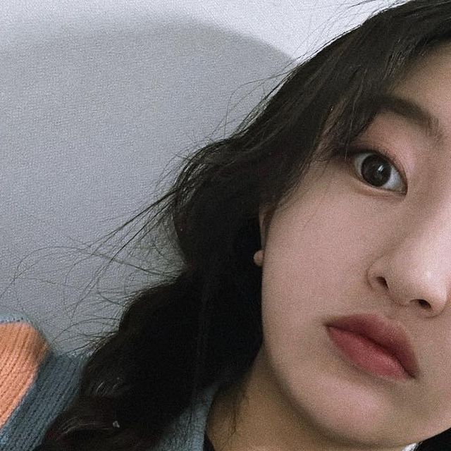 지히야 on Instagram‎: "#협찬 안녕하세요 오늘은 “엥뎀“의 “김미클리어롤온”을 소개해드리려고 합니다. 이 제품은 밤낮없이 갑자기 올라오는 트러블을 해결해주는 응급 뷰티템입니다!