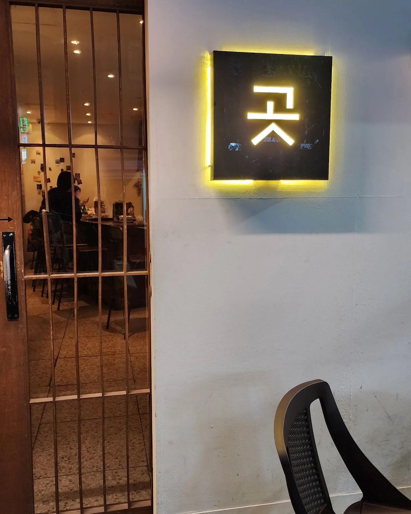 .
#협찬
.
안녕하세요-!
오늘은 노원에 있는 술집 대창전골 맛집에
맛있는 대창전골을 먹고 추천해 드리고 싶어서 포스팅 준비했어요 ❤️‍🔥🤗
.
대창전골이 시그니처인 이곳
노원 곳 본점 이에요
곳 이라 검색하면 잘 안뜨고
노원 곳 본점 이라 검색하면 나오더라구요-!❣️
.
10회 방문시 개인잔을 만들어 주신다는데
디피되어있는 잔을 보니 욕심이 나더라구요 🤭👍
25회 방문하면 도쿠리잔 세트를 준대요-!💗
.
여긴 무조건 시그니처 메뉴인 '곳'대창 전골을 주문하셔야 해요 🙊
집에서 울엄마가 끓여준 소고기국 맛이 나요 조미료 미원 msg맛 전혀없고 ❌️❌️
순수 소고기 진한맛이 나는 그 소고기국
대창전골에 소고기국 맛이 난다는게
표현이 의아할 수도 있는데💦
.
집에서 엄마가 끓여준 그 소고기 무국 맛이나서 국물 계속 계속 퍼먹다가
다 먹어갈때쯤 대창추가 해서 더 먹었답니다 😚☺️🐮
.
치킨가라아케도 터벅살은 없었고 닭다리살 만으로 튀긴 후라이드 치킨 인데요 🍗
겉은 진짜 바삭바삭한데 속은 너무 촉촉하고 부드럽고 야들야들해요 🩷
.
노원역 분위기좋은 술집 찾으신다면
노원 곳 본점에 들러주세요 💓
그럼 오늘도 좋은하루 보내세요💟
안녀엉👋
.
📌 위치 : 
서울 노원구 노해로85길 10-55
​
⏰️ 영업시간 : 
월~목 17:00 ~ 24:00
금 17:00 ~ 01:00
토 16:00 ~ 01:00
일 16:00 ~ 24:00
​
☎️ 전화번호 : 
0507-1307-3960
.
#노원곳본점 #노원술집 #노원맛집 #노원안주맛집 #노원감성술집

​

​