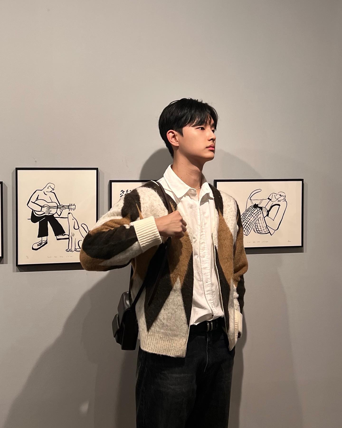 #홍보 fujifilm_kr une.etoffe

압구정 로데오 후지필름 파티클에서 진행중인 이나영 작가의 ‘그와 그의 개’ 전시에 다녀왔습니다!

’그와 그의 개‘는 이나영 작가의 10년에 걸친 연작 중 일부인 40여 점과 드로잉을 활용한 영상작업까지 감상할 수 있는 전시입니다.

작품속에는 반려견에 대한 작가의 사랑과 애정이 그대로 담겨있어 관람내내 마음 한켠이 따뜻해 지는 시간이었습니다.

관람료는 무료지만 예약 후 방문 시 1천원이 적립되어 초록우산 어린이재단을 통해 국내 아동을 지원한다고 하니 더더욱 추천드립니다🙂

<그2023.3.23(목)~ 04.30(일)
관람료 : 무료 (사전예약 필수) 👉 fujifilm_kr
전시 장소: 서울 강남로 선릉로 838, 페코빌딩 B1
_
_
_
_
_
#후지필름 #fuifIm #파티클 #그와그의개 fuiifilm #전시회 #사진전 #이나영 #에토프 #그와그의개 #fujifilm_etoffe #후지필름_에토프