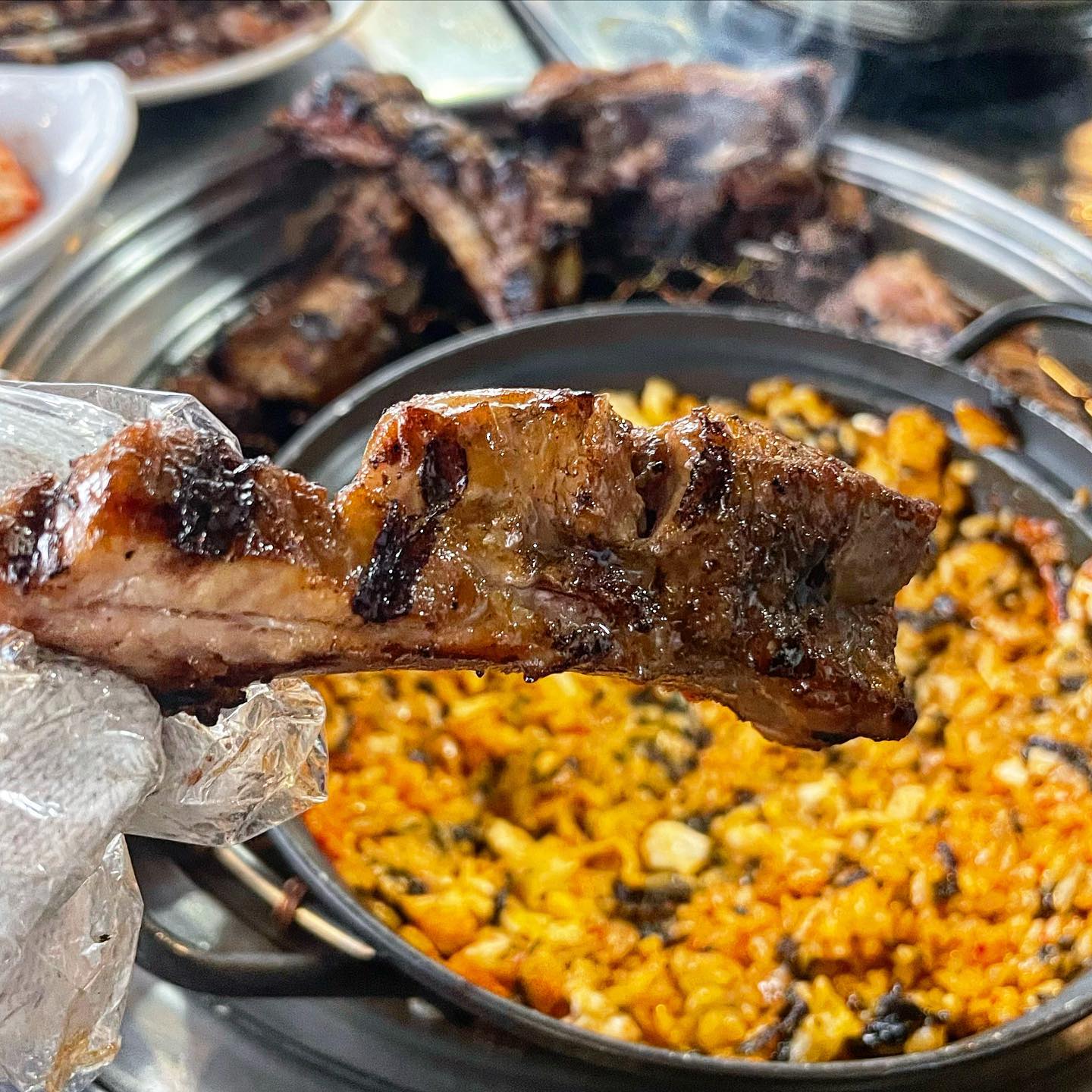 오픈시간 30분전부터 기다려서 먹은 강남구청 찐맛집 ♥️ #해몽 ✨

여태 먹은 등갈비가 뭐였는지 다시 생각하게 하는 가게 
 ‘해몽’ 입니다!
맛있는녀석들에 나왔다길래 궁금했는데 드디어 방문했어요ㅎㅎ 
여자 둘이서 등갈비 3인분과 냄비비빔밥 소맥은 필수로 뿌수고 
오는곳 🫶🏻

늘 웨이팅이 있다길래 서둘러 오픈전부터 기다려 먹은 
보람이 있어요 30분 일찍부터 가서 기다렸어요ㅋㅋㅋ

질기지도 않고 적당한 식감에 물리지않는 맛까지!! 
진짜 인생 등갈비입니다 🥹💖

10점 만점에 9.8점 드립니다! 
양이 조금 아쉬워서 0.2점은 빼겠습니다,,ㅎㅎ
그치만 자주 오고싶어서 조만간 또 와야겠어용 ✨

✔️위치 : 서울 강남구 학동로41길 32

#강남구청맛집 #강남맛집 #강남등갈비 #등갈비 
#등갈비맛집 #맛있는녀석들 #역삼맛집 #신논현맛집 
#등갈비구이 #서울데이트 #강남술집