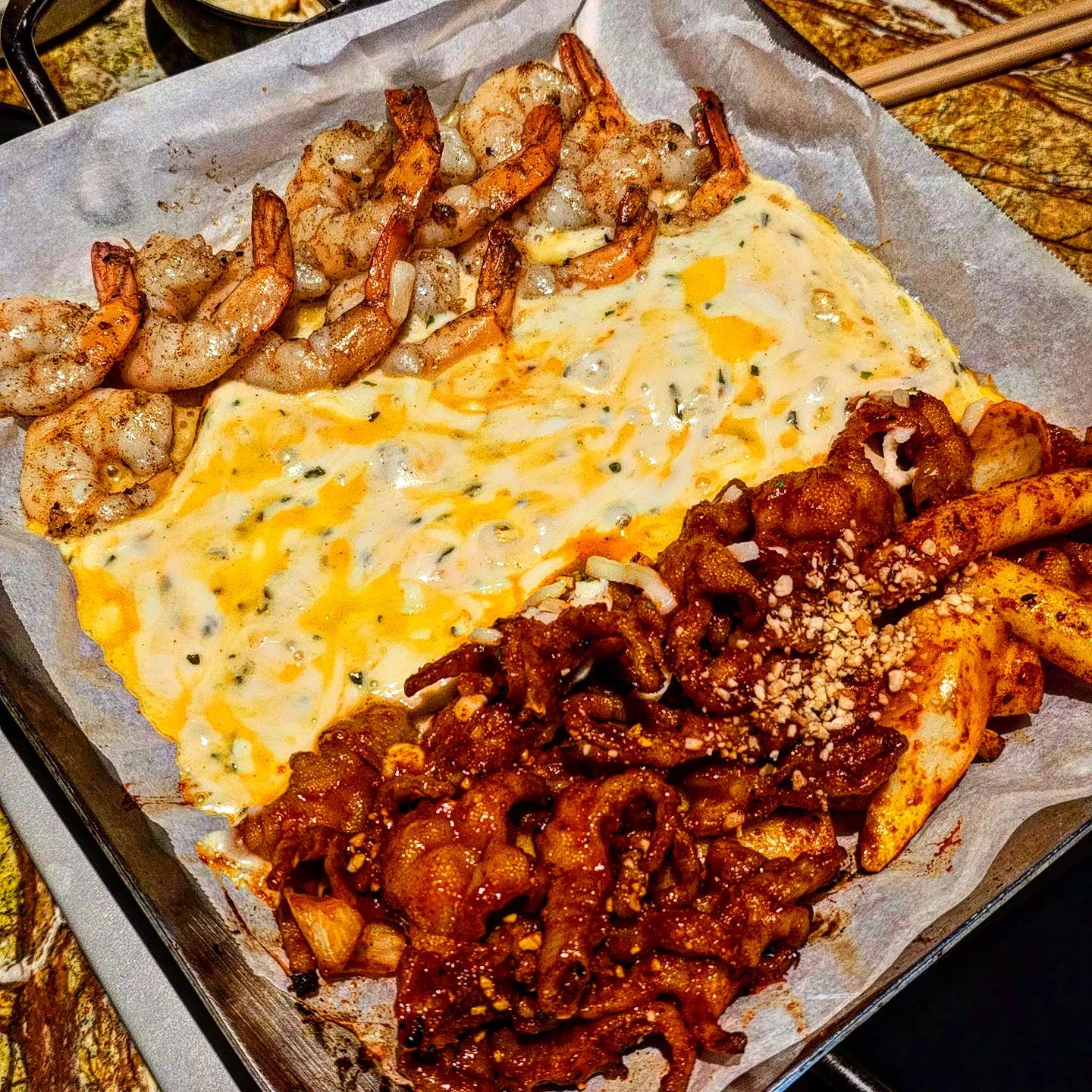불향 가득한 닭발과 통통한 새우 그리고 모짜렐라 치즈의 삼합 조합이 아주 그냥 술이랑 같이 드세요 라고 말하는 수준의 술 도둑넘이다.
.
연산동에 위치한 오늘닭발해. 그래서 오늘 닭발하러 갔다. 인테리어가 정말 깔끔하고 매장이 청결해서 음식도 장난 없겠는데 생각이 확 드는곳.
.
치즈무뼈닭발주새우와 날치알주먹밥을 주문했다. 비주얼 보자마자 차타고 온것을 후회했다. 이 글 보시는 분들은 다들 택시타고 가시라. 아니면 후회한다.
닭발은 불향 가득하고 입에 착 감기는 양념이  입안에 넣자마자 고개를 끄덕이게 한다. 거기에 통통한 새우와 치즈를 함께 먹으니 또 한번 차타고 온것이 너무 후회된다. 택시타고 가시라. 
닭발에 찍어먹는 소스가 있는데 이게 킥이다. 매운맛을 살짝 잡아주면서 부드럽고 녹진하고 달큰한 소스인데 닭발삼합과 찰떡 궁합이다. 날치알 주먹밥에 날치알이 넘친다. 구성도 좋고 닭발과 함께 먹으니 세상 차타고 온것이 다시금 후회로. 이게 3천원?? 폭탄계란찜이 5천원?? 무조건 시키시라. 닭발과는 그냥 말해 입 아픈 조합이다.
.
오늘닭발해 꼭 한번 방문 추천드린다. 안주클라스가 남다르다. 그리고 꼭 택시타고 가시라 꼭. 술 안마시면 100프로 후회하신다.
.
❗️치즈무뼈닭발주새우 26,000원 주먹밥 3,000원
❗️부산 연제구 신금로 12(연산동) 1층 우측
❗️14:30~01:00(라스트오더 01:00,월요일 휴무)
.
.
.
#부산 #부산맛집 #부산술집추천 #부산맛집추천 #부산술집 #연산동맛집 #연제구맛집 #동래구맛집 #동래맛집 #닭발맛집 #닭발 #소주안주 #오늘닭발해 #맛집 #맛집추천 #먹스타그램 #먹방스타그램 #협찬 #리뷰노트 #쩡테이스티_부산 #쩡테이스티
