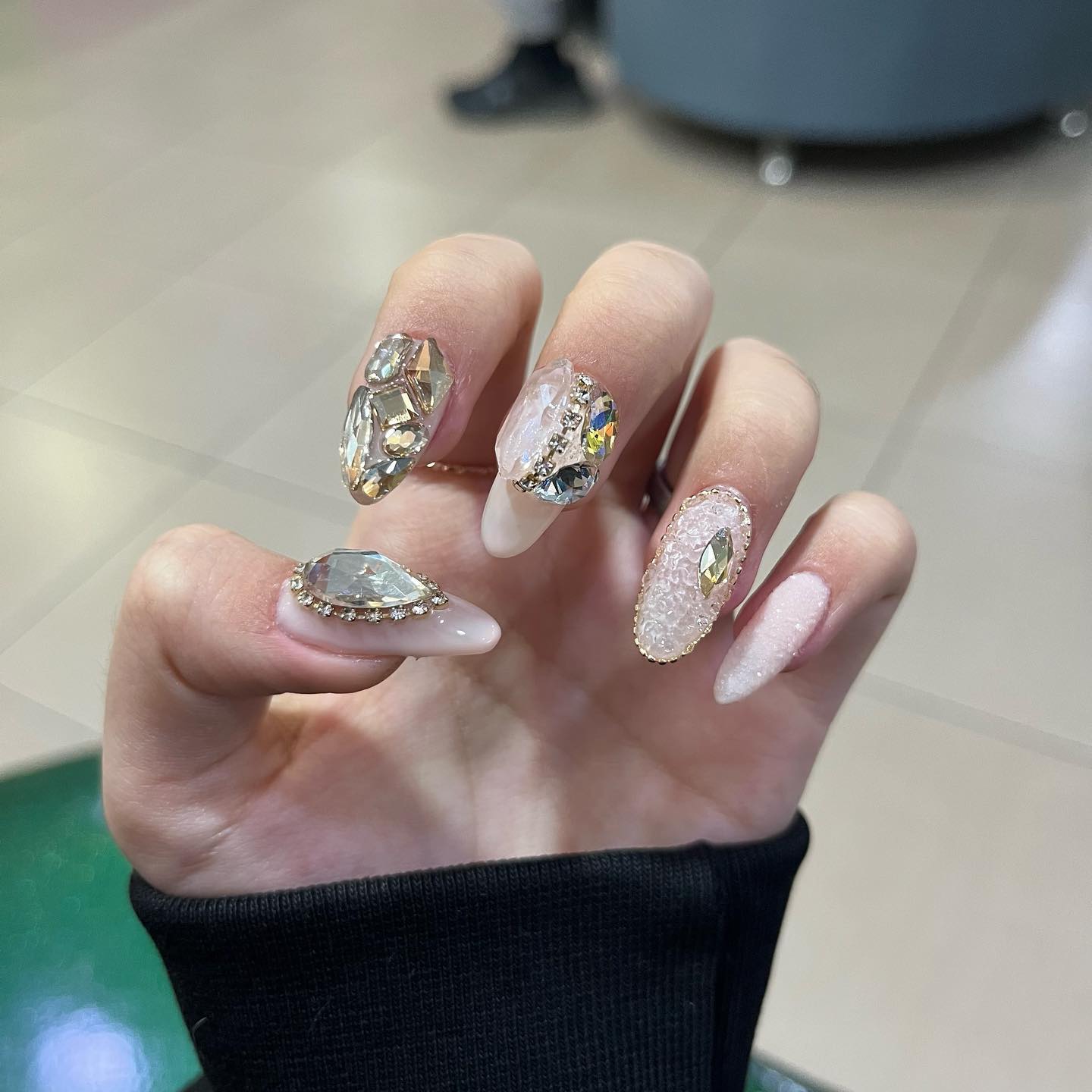 💅🏻셀프네일

#셀프네일 #네일아트 #뿌글네일 #풀파츠네일 #골드네일 #스와로브스키네일 #연장네일 #픽시네일
