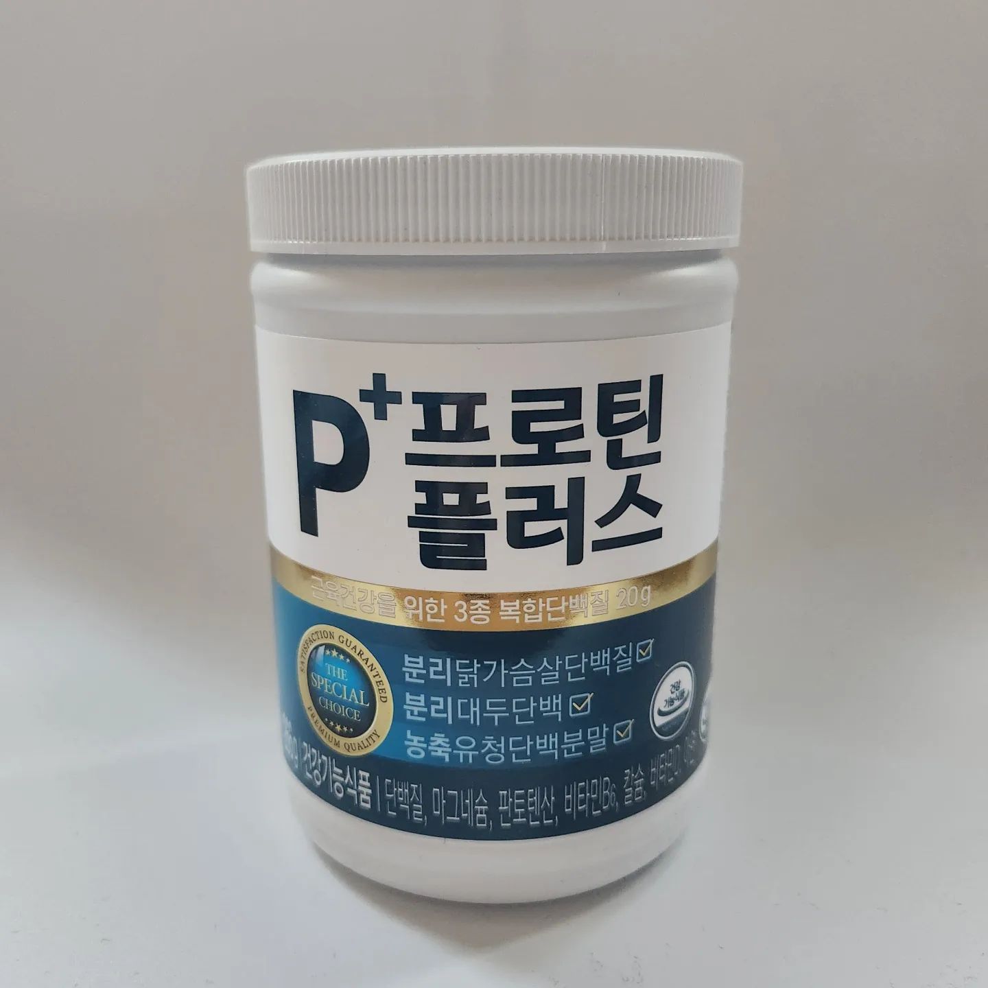 #광고 피플러스 프로틴플러스

올해부턴 좀 더 건강하게 먹고, 열심히 운동하기 위해서 건강식품에 관심을 많이 가지게 되었어요! 
저는 특히 탄수화물을 너무 좋아하고 단백질 섭취량은 하루에 한번 있을까말까 할 정도로 심각한 탄수화물 중독이라 나이가 들수록 좀 걱정이 되더라구요.

그러던 중에 단백질을 어떻게 꾸준하게 챙겨 먹어야할지 어떤 제품이 좋을지 알아보던 차에 피플러스 프로틴플러스 체험키트를 알게 되었어요.

피플러스 프로틴플러스는 하림의 독자 기술 개발로 탄생한 프리미엄 단백질인 분리닭가슴살단백질로, 기존 닭가슴살보다 1/2이나 지방을 줄이고, 단백질 함량은 4배 늘어난 저지방고단백의 ICBP가 함유된 제품이에요. 단백질의 순도는 높이고, 닭가슴살 고유의 냄새와 맛을 개선해 닭가슴살 단백질을 부담 없이 섭취할 수 있도록 만들었다고 해요.

 저는 운동가기 전 간단하게 프로틴플러스를 마셔 보았는데, 진한 곡물 라떼맛이라 고소한 맛이 너무 맛있더라구요. 일반적인 프로틴 특유의 그 비릿한 맛이 안나서 너무 좋았어요. 저는 일단 건강에 좋은 제품이라도 이왕이면 맛없는 것보다 맛있는게 더 최고라 생각합니다..

피플러스 프로틴플러스 하나로 근육, 뼈, 정상적인 면역기능을 고려한 7대 영양 설계의 3종 복합 단백질을 채울 수 있다니 너무 든든하네요.

운동 전엔 피플러스 프로틴플러스를 마시고,
운동 후엔 피플러스 단백질바를 먹어보았는데 종류는 2가지에요.

너츠와 베리 2종류인데, 너츠는 230kcal, 베리는 170kcal에요.

너츠는 순도 높은 단백질 원료에 땅콩과 아몬드를 가득 넣은 바에 밀크초콜릿 코팅이 되어있고, 베리는 3가지 베리에 화이트 초콜릿을 입힌 단백질바에요.

너츠는 고소하고 달달해서 식감이 살아있어서 너무 좋았고,
베리는 상큼하고 달달한 초콜릿맛이 어우러져서 너무 맛있어서 운동 후에 간단하게 한끼 먹기 너무 좋아요. 건강한 에너지가 충전되는 느낌!

영양의 균형을 제대로 맞춘 피플러스 프로틴플러스와 피플러스 
닭가슴살단백질바로, 건강하고 맛있는 단백질 섭취를 추천드려요!

 

#완전단백질 #3종복합단백질 #ICBP #하림피플러스 #프로틴플러스 #하림프로틴플러스 #프로틴쉐이크추천  #단백질쉐이크추천 #하림P플러스 #닭가슴살단백질 #근육건강 #근감소예방 #근육합성 #단백질보충제추천 #아미노산 #단백질바추천 #프로틴플러스단백질바 #피플러스단백질바 #단백질바추천 #분리닭가슴살단백질 #닭가슴살단백질 #피플러스