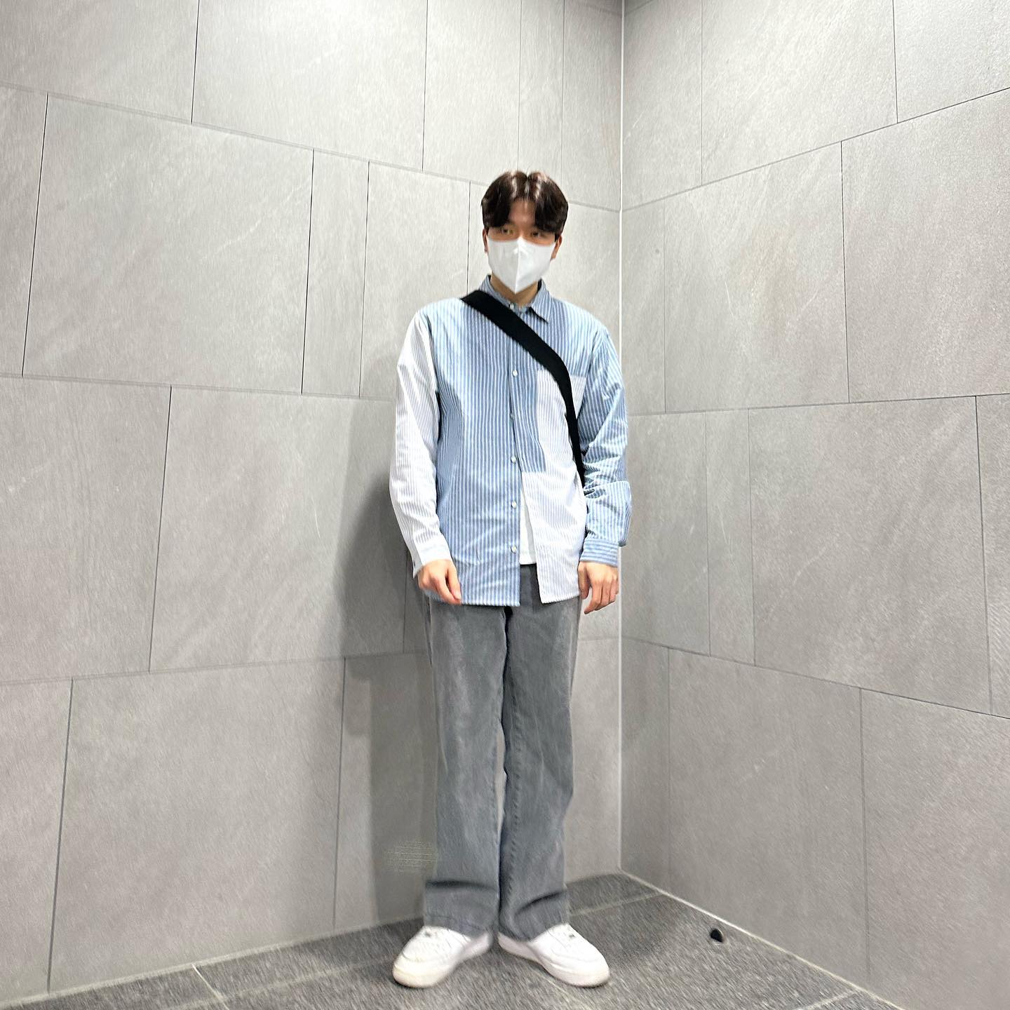 #협찬 #커스텀어스 #디자이너브랜드 #컨템포러리브랜드 
봄에 어울리는 밝은컬러의 셔츠 하나 가져왔어요
customhomme 에서 제품 제공받았습니다 
데님팬츠와 함께 매치해봤습니다👖
.
.
.
.
.
.
🔈 셔츠가 얇고 정말 가벼워서 너무 편해요 그렇다고 원단을 안좋은걸 쓴것도 아니에요..

🔈 제품이름은 면분할 스트라이프 톤배색 우븐셔츠랍니다 

🔈 172/66 신체사이즈인데 M사이즈 제공받았네요

🔈 컬러는 총 두가지있어요 하나는 그레이컬러 하나는 블루컬러인데 블루컬러 제공받았어요