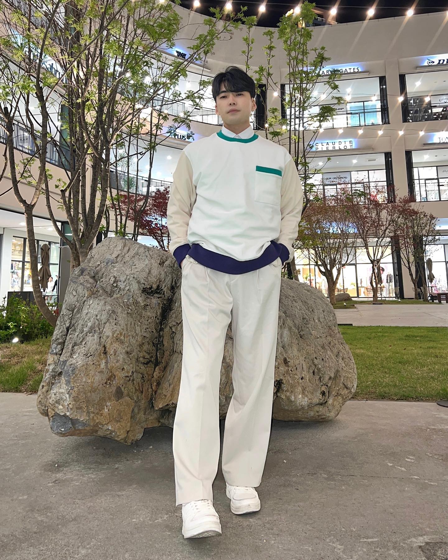 나! 이번엔 커스텀 봄신상이댯!customhomme

4컬러믹스 프레피 스웻셔츠

넥라인, 가슴포켓, 소매, 몸판 배색으로 하나만 걸쳐도 포인트 제대로!
원단 재봉도 튼튼하고 안감도 부드러워 자주 입을 것 같아요🤭
.
.
#커스텀어스 #디자이너브랜드 #컨템포러리브랜드 #남자맨투맨 #남성브랜드 #남성패션