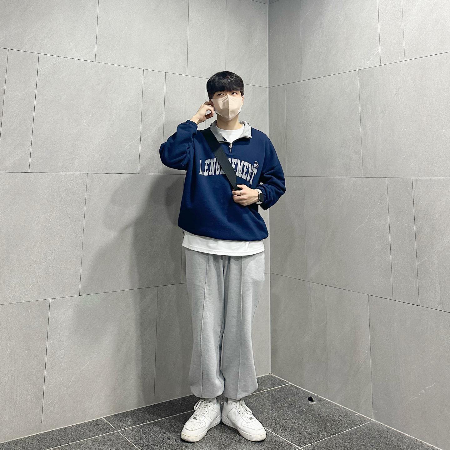 #협찬 가수 장민호님이 모델로 계시는 인생마스크 제공받았어요
lifemask_official 에서 제공받았습니다
일반 마스크는 오래 착용하면 귀가 아픈데 이 마스크는 귀끈형태가 달라서 전혀 아프지 않아요
🔥구매처는 댓글로-!🔥
.
.
.
.
.
.
🔈 마스크착용이 해제되었지만 아직 많은 분들이 마스크 착용하시는데 패션템으로도 자리 잡았다고 생각해요

🔈 새부리형이라 브이라인으로 만들어줘요 ㅎㅎ

🔈안감이 서멀본드라 민감성 피부도 안심하고 착용 가능해요

🔈저는 베이지 컬러, 화이트컬러 제공받았어요
사이즈는 둘다 L!! 컬러는 총 5가지있는데 블러쉬베이지(핑크)는 M사이즈만 가능하구 화이트는 L사이즈만 가능하다는 점 참고해주세요!

.
.
.
#마스크 #kf94mask #kf94마스크추천 #귀안아픈마스크 #숨쉬기편한마스크 #장민호 #세부리형마스크 #인생마스크 #마스크추천 #컬러마스크 #컬러마스크추천 #예쁜마스크 #온가족마스크 #국내산마스크