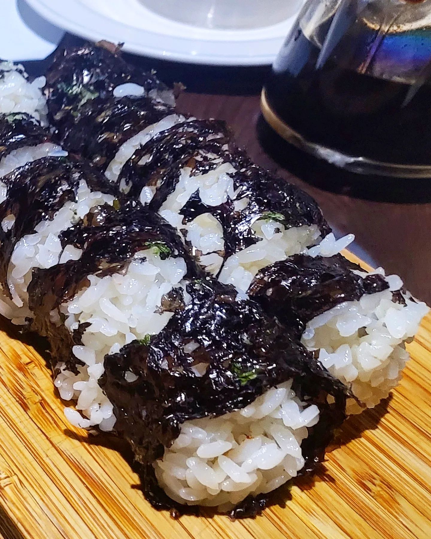 [부천/중동] 소금김밥 들어보셨나욤? 부천 소금김밥으로 유명한 맛집 가족이랑 다녀왔어요👍

#맛객미식쇼 

🍣 소금김밥(3,000)
 주황빛 소금과 김만 있다. 들어간 게 진짜 별로 없는데 시그니처 메뉴다. 그런데? 감칠맛이 놀랍다. 최고급 곱창김과 주황이 소금과의 조합은 그냥 먹어도 맛있고 밑반찬과 먹어도 맛있고, 매운탕에 먹어도 맛있다. 한입 먹고 한판 더 시켜서 먹어버린 마성의 맛 낄낄😘

🍣 모듬초밥(25,000)
 이 가격에 우니 초밥까지 나온다😜 거기에 전복, 제철회들이 함께 나오는데, 숙성회여서 입에 넣는 순간 사르르 녹아버린다..💚 여기 초밥 완전 강추!! 눅진한 우니초밥은 위에 소금이 뿌려져 있는데, 우니의 꼬소한 맛을 더 잘 살려주는 너낌이었따😊 제철생선이어서 이름은 깜빡했는데 암튼 맛있으면 장땡 낄낄

🍣 자연산매운탕(25,000)
 횟집에서 파는 그런 매운탕 맛이 아니다. 담백하다. 빨간 국물인데 너무 신기해!! 맵게 해달라하면 맵게 해주신다 하는데, 그냥 먹었다. 담백한데 생선비린내는 또 1도 없다. 그리고 이생선도 제철생선인데 살도 완전 가득하고 사르르 녹아버리는데 이거 진짜 내서탈 ㅠㅠ 칼칼한 맛을 생각하고 찾는다면 추천하지 않지만 새로운 맛의 매운탕 즐기고 싶다면 완전 추천한다! 

🍣 가자미구이(12,000)
 완전 바싹 튀겨서 나왔는데 짜지않아 대존맛이다😎 껍질 부분이 최강바삭하고 쫄깃한데, 요거 소금김밥에 먹어도 맛있고, 맨밥에 먹어도 맛있고 그냥 맛있땨.. 바로 구워나오기 때문에 미리 구워나오는 눅눅한 맛과는 차원이 다르다. 역시 이자카야 생선구이는 맛도 달라..😆

🍣 매번 제철메뉴들로 이뤄지기 때문에 메뉴가 달라지는 것도 이집의 크나큰 매력😉 

🍣 웨이팅이 엄청나다. 기다리지 못하고 돌아가는 사람들도 엄청났댜🙂

🍣 소금김밥으로 왔지만 다른메뉴에 반하고 간 부천맛집💛

🍣 여기 오마카세도 판매한다는데 오마카세도 궁금해지는 곳이다. 다음에 또 찾게끔 궁금해지는 맛집이어따..😃
.
.
▫ 맛객미식쇼 kim_yongchul21
▫ 경기 부천시 중동 1109
▫ 매일 17:30~23:30
.
.
#부천맛집 #중동맛집 #부천이자카야 #중동이자카야 #소금김밥 #모듬초밥 #자연산매운탕 #매운탕 #가자미구이 #맛스타그램 #먹스타그램 #맛스타 #먹스타 #신중동맛집 #신중동역맛집 #술 #술스타그램