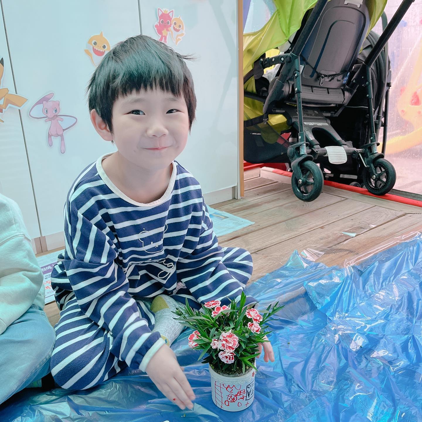 4월 5일 식목일이라구
직접 꾸민 화분에 카네이션 담아왔어요

오랜만이에요❤️

다들 잘지내시죠~~??