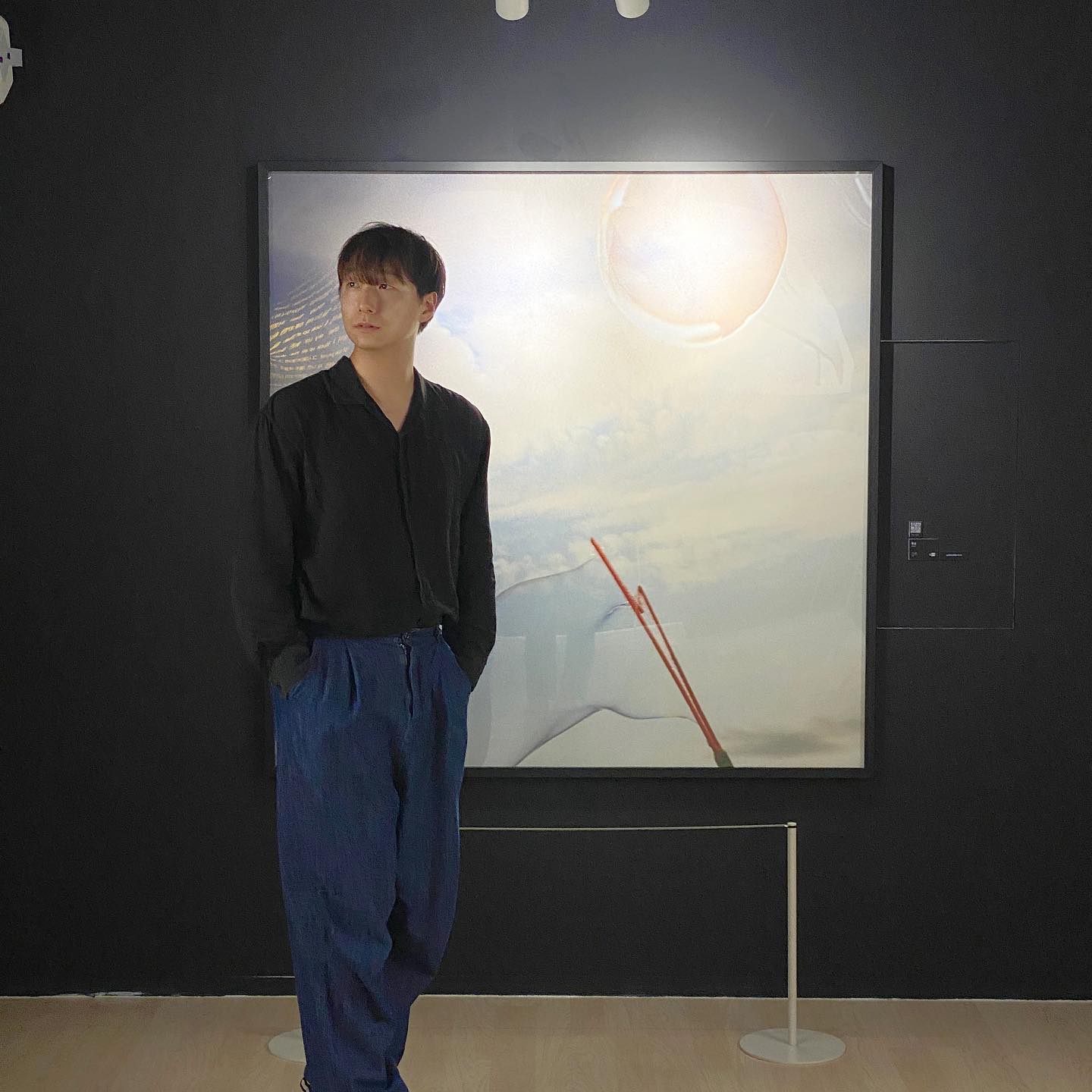 #협찬

인연이 되어 다녀온 [강승윤개인사진전]
조용한 감성으로 시간을 담은 사진전이라 생각이 든다
다음 전시도 응원!!

—————
전시명: 하늘지붕

전시 기간: 2023. 03. 23(목) – 05. 03 (수)

전시 시간: 오전 11시 – 오후 8시 (7시 입장 마감)

전시 장소: GALLERY Stair (서울시 성동구 왕십리로

 76)

티켓 구매: 인터파크, 현장구매

티켓 가격: 12,000원 (티켓+MD 2,000원 할인)
———-

2023년 3월 23일부터 4월 19일까지, 성수동 ‘스타트플러스’ 갤러리에서는 강승윤(유연, Yooyeon)의 사진전 <하늘 지붕>이 공개됩니다.

​

강승윤은 인기 아이돌 그룹 ‘위너’의 리더이자 연기자로 대중에게 잘 알려져 있습니다.

강승윤(Yooyeon)은 바쁜 활동 중에도 항상 카메라를 가지고 다니며, 낯선 장소와 시간의 찰나를 렌즈 안에 꾸준히 담아 냈으며, 수많은 인화지 속 흔적들 중 일부를 이번 전시를 위해 공개합니다.

​

강승윤은 이번 전시를 시작으로 사진작가 ‘유연’으로서의 활동을 본격화하기로 했습니다. ‘유연(Yooyeon)’은 모든 상황을 유연하게 대처하는 사람이 되고 싶은 마음을 담아 지은 작가명입니다. 음악가/배우로서의 이름과 다른 자아를 두기 위해 선택한 이름이기도 합니다.

​

작가 유연(Yooyeon)의 사진작품은 영국 미술품 컬렉터 데이비드와 세레넬라 시클리티라 부부에게 우연히 발탁되어 지난 2021년 이들이 주최하는 ‘코리안 아이(KOREAN EYE) 2020: 창조성과 백일몽’ 전시에 출품한 바 있습니다. 뿐만 아니라 지난해 개최된 ‘스타트아트페어 서울 2022’에도 작가만의 색감을 담아낸 부스에서 작품을 선보이며 주목받았습니다.

​

사진작가로 데뷔한 유연은 “사진 촬영은 내 자신을 표현하는 중요한 동반자가 되었다. 나는 높은 곳을 향한 나의 욕망 때문에 무의식적으로 하늘을 렌즈안에 담아내곤 했는데, 어느 순간부터 하늘은 내 마음을 지켜주는 집이 되어 버렸다”라고 전하며, 하늘이라는 지붕 아래에서 무심코 누른 셔터로 작가의 속마음을 이야기해보려 합니다.

​

이번 전시는 유연작가의 아날로그 감성과 시점을 담아낸 작품 90여점과 함께 하늘 지붕으로 향하는 여정을 만나볼 수 있을 것입니다.