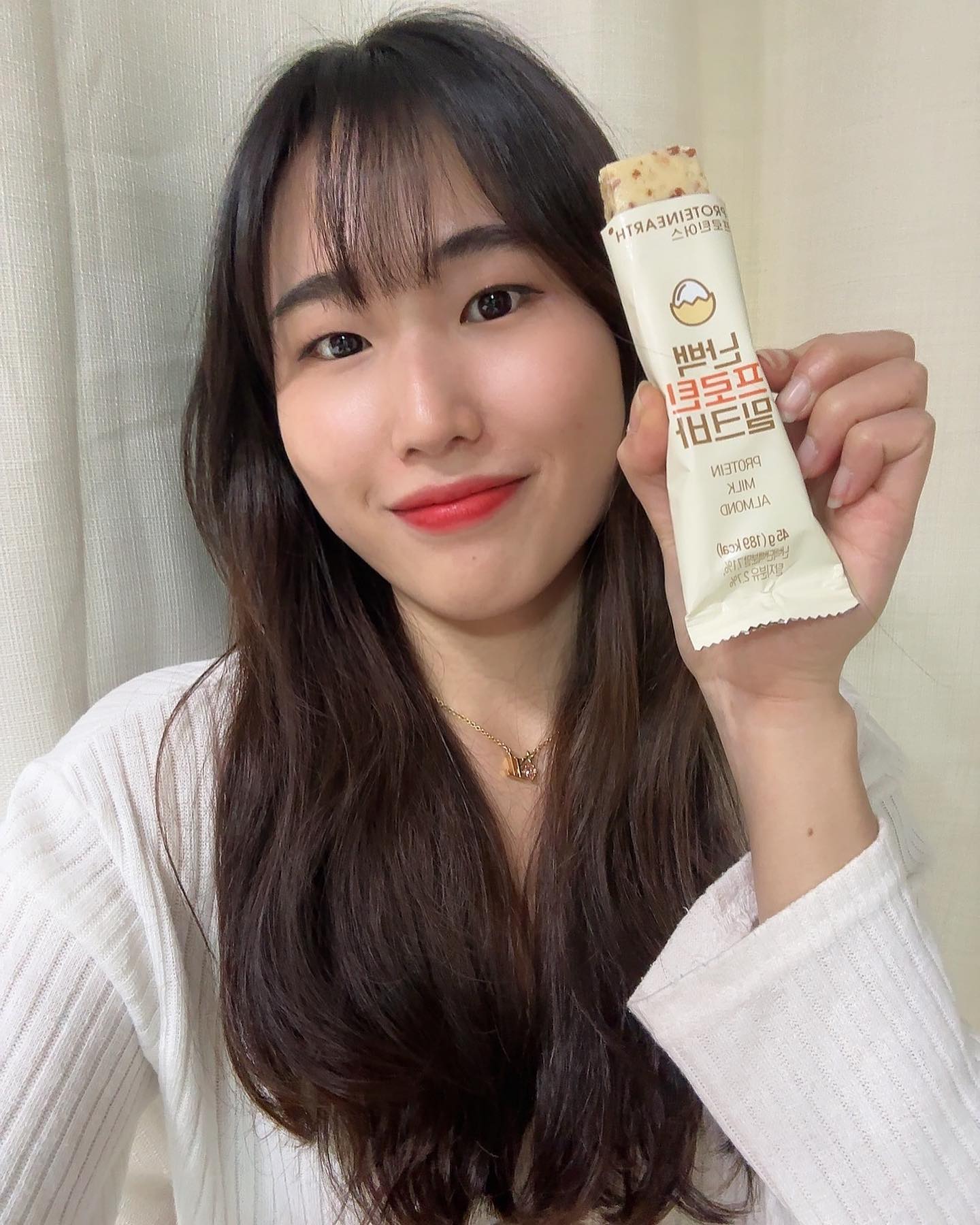 #협찬
난백으로 만들어도 맛있는 난백프로틴바🍫
_
요즘은 프로틴바 종류가 너무나 많아 결정장애에게는 선택하기 어려워 애먹는게 일상인데요
프로틴바 1개에 200kcal도 안되는 프로틴바 드두등장⭐️
1개당 200kcal보다 낮고, 10g 미만의 당류, 4종류의 맛, 그리고 쫀덕꾸닥한 식감까지🫢
_
프로필 링크타고 난백으로 만든 건강한 단백질바 먹어보자구🫶🏻
저의 최애픽은 밀크바와 초코바입니다..❤️
_
#피키크루 #피키다이어트 #프로틴바 #식단