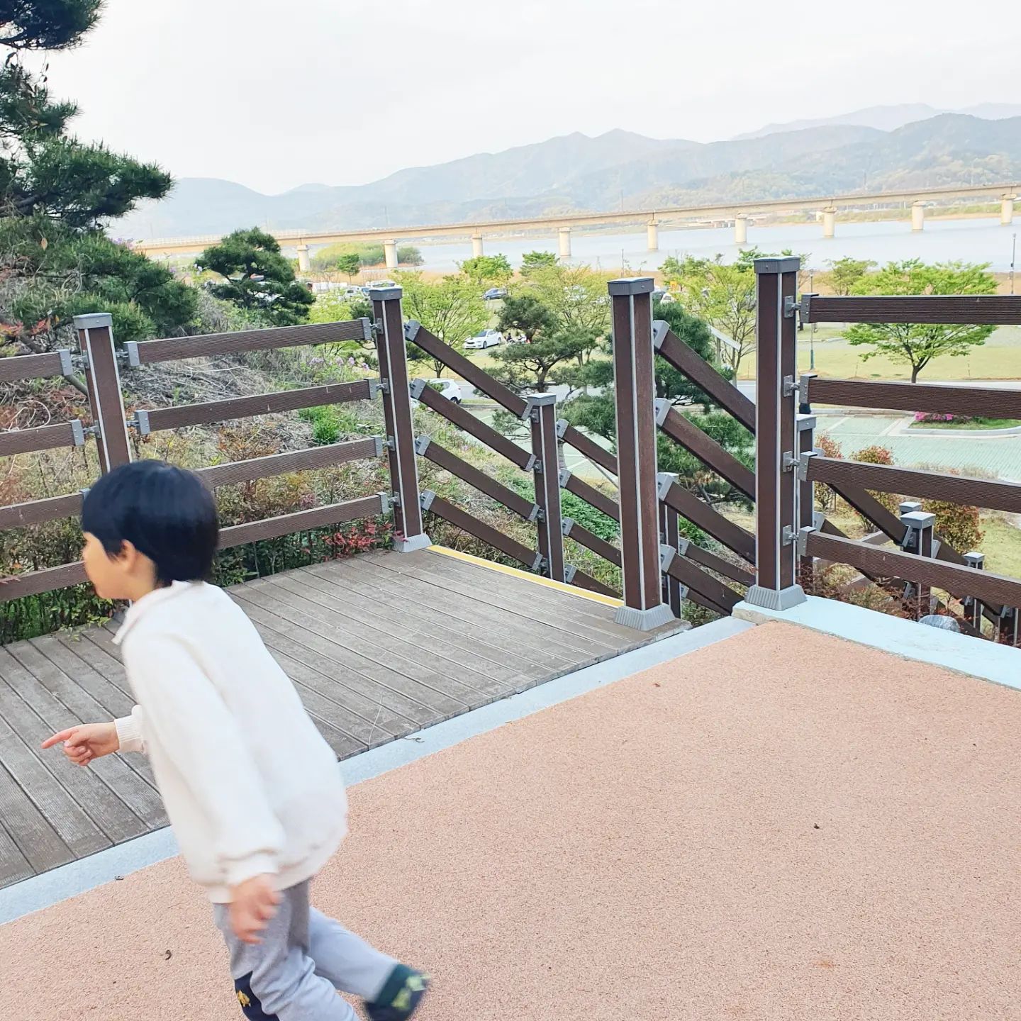 #박남매 #일상
 
 
세번째 미즈캠
 
카드 찍고 화장실을 출입하는 신기한 곳
매점은 쓰레기관리가 잘 안되어 있지만
화장실은 엄청 깨끗한 신기한 곳

 
새벽부터 바람이 말도 못하게 불어
텐트가 바람따라 날아가는 줄
난 텐트 버리고 집에 가는 줄
 
머선일로 텐트 잘챙겨옴...ㅋㅋㅋㅋㅋㅋㅋ

사진을 1도 안찍어온거 실화냐????!
 
#칠곡보오토캠핑장 #대구맘 #아이와캠핑
#아이와가볼만한곳 #미즈캠 #캠핑 
#캠핑장추천 #대구캠핑 #감성캠핑 따윈없지