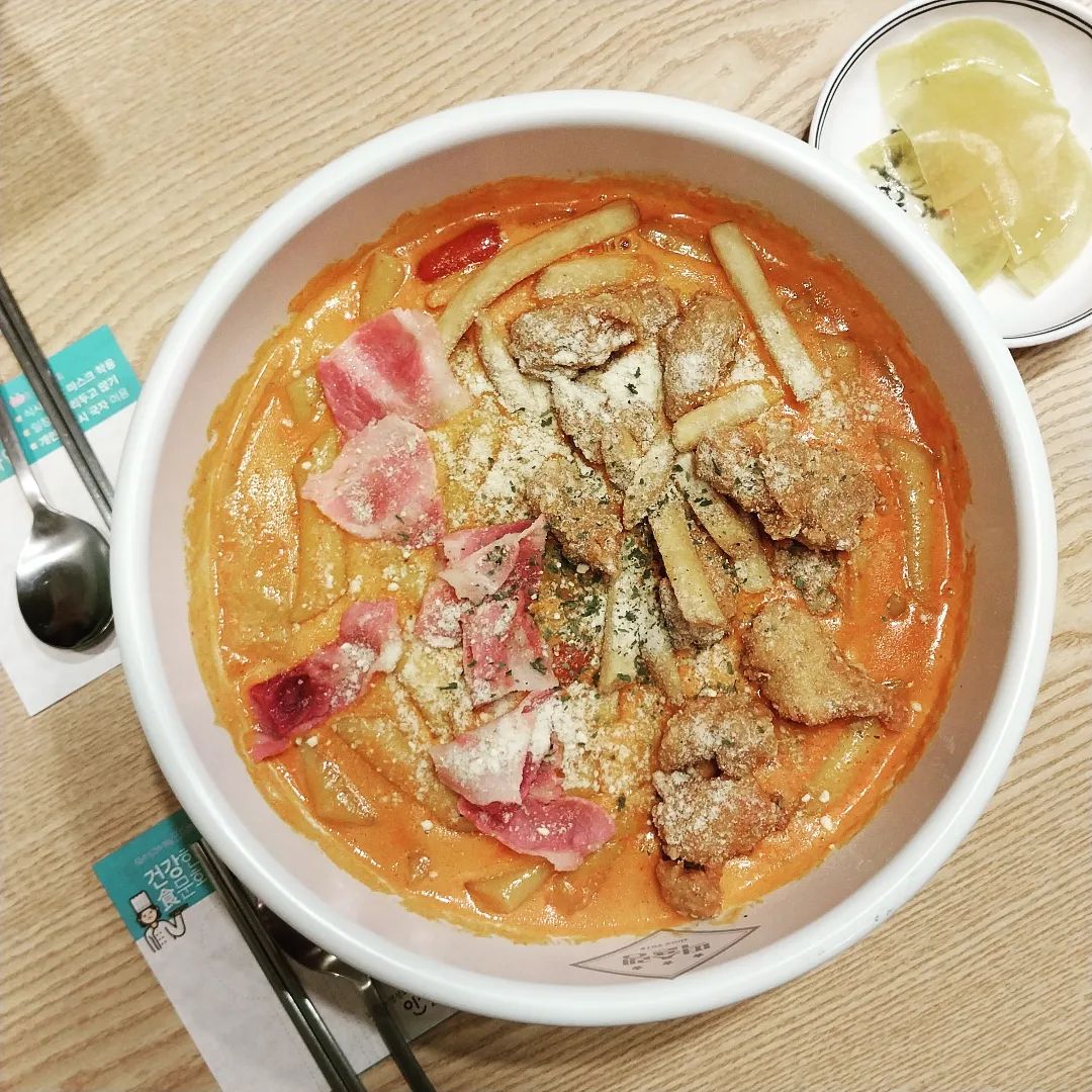 #떡슐랭안산본오점
학생들이나 아이와 동반하여 방문하기 좋은 떡볶이 맛집이 생겼어요
포장이나 배달도 가능하고 홀에서 즐기기도 좋답니다
우리가 주문한 메뉴는 #로제치킨떡볶이 
살짝 매콤한 로제 소스가 듬뿍 있고 비엔나 소시지, 당면, 바삭한 순살치킨, 말랑한 떡볶이 등 다양한 메뉴들이 들어 있어서 소스에 듬뿍 찍어 먹기 좋았어요
술안주로 즐기기도 딱 좋을 듯
양이 엄청 많아서 남은 건 포장을 해왔는데요
친절한 사장님이 초스피드 포장을 해주셨어요
집에 와서 데워 먹어도 맛있는 최고 떡볶이였습니다
완전 추천하고 싶은 곳이에요

#본오동떡볶이#본오동분식#본오동맛집#상록수역맛집#상록구맛집#상록수역떡볶이#상록구떡볶이#상록수역떡볶이배달#본오동떡볶이배달#상록구떡볶이배달#상록수역배달맛집#본오동배달맛집#본오동배달맛집#상록수역떡볶이맛집#본오동떡볶이맛집#상록구떡볶이맛집