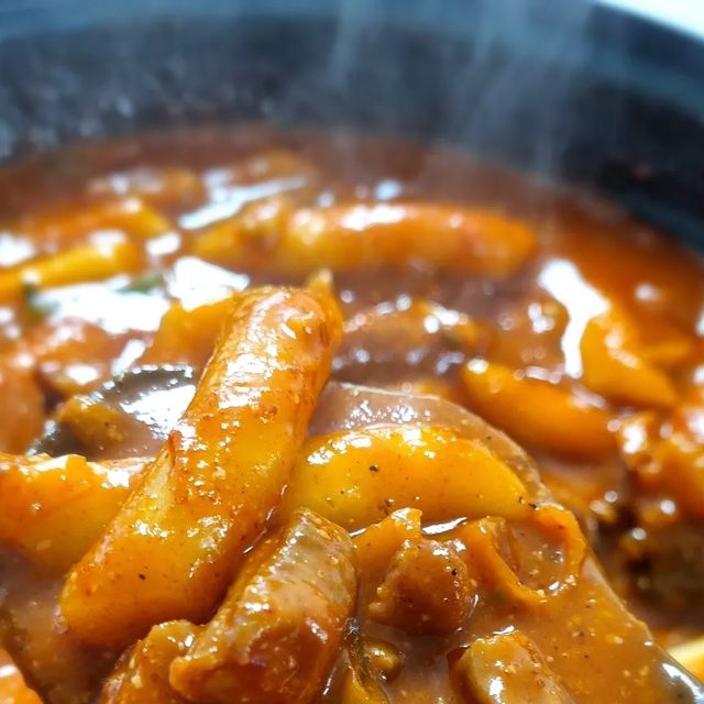 여우자매 on Instagram: "#광고

모두 어떤 음식을 가장 좋아하세요?
저는 #떡복이 를 가장 좋아해요. 밥보다 더 좋아할 정도거든요.
그리고 또 좋아하는게 #곱창 이에요. 
곱창전골, 곱창구이, 곱창볶음 뭐든 다 좋아라하거든요.
그런데 제가 다 좋아하는게 모였다면??!! 
안 먹어볼수가 없지 않겠습니까!
#곱순떡 을 아시나요?
돼지곱창+순대+떡볶이가 들어간 신개념 떡볶이가 나았어요!
거기다 맛있는 곳에서 맛봐야 또 그 맛을 제대로 느끼죠.
#백년가게 에서 진짜 맛있는 가게!
30년이상 명맥을 유지하면서도 오래도록 고객의 꾸준한 사랑을 받아온 점포랍니다.
중소벤처기업부에서 그 우수성과 성장 가능성을 높게 평가 받아
공식 인증받은 곳이라 안심하고 먹을 수 있어요.
내가 원했던 맛 그대로! 좋아하는 메뉴가 다 같이 !
진짜 이건 냉장고에 쟁여놔야겠단 생각이 절로 드네요.
앞으로 떡볶이를 먹는다면 고민하지 말고! 곱순떡을 먹어야겠어요.
또 생각나는 그 맛! 진짜 너무 맛있네요^^
.
@kfood_shin
.
 #순대 #캠핑요리 #밀키트 #정읍맛집 #혼밥 #안주 #떡볶이밀키트"
