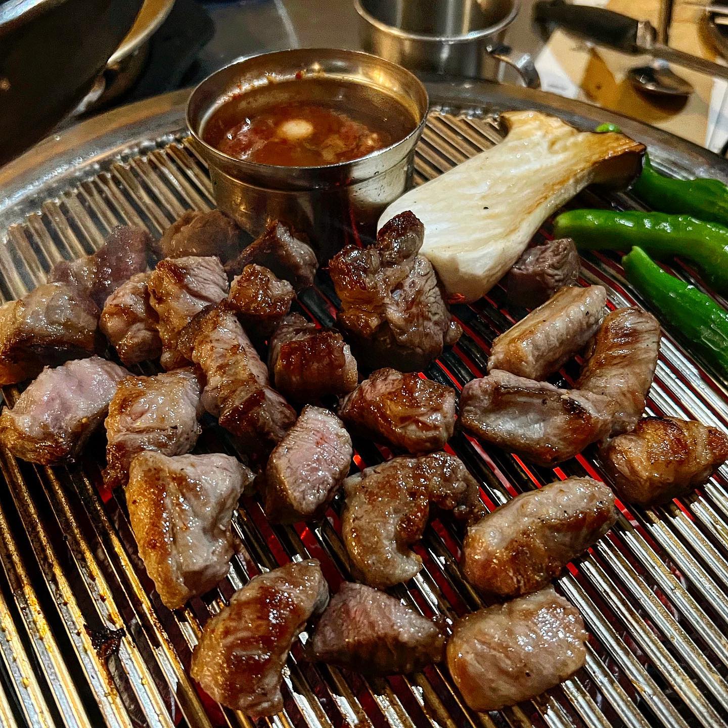 #협찬 상암 몽미🍖
.
dmc에 위치한 이베리코 전문점🐷
금요일 저녁에 방문했는데 맛집답게 사람이 가득하고 웨이팅도 있었음
메뉴는 이베리코 갈비살, 목살 주문하고
후식으로 깍두기볶음밥이랑 명태회 비빔국수 주문🧾

고기는 침지숙성 고기라고 하셨는데 식감이  부드럽고 풍미가 좋았음
같이 주신 멜젓에 찍어먹으면 진짜 존맛..👍
직원분이 먼저 고기 초벌해주시고
먹기 좋은 크기로 잘라주셔서 편하게 먹을 수 있었다
후식으로 먹은 명태회비빔국수도 매콤새콤한게 고기랑 조합이 좋았고
명태회가 들어가서 식감도 좋았음😋
깍두기볶음밥은 양념이 찐하고 매콤해서 내취향..💕
또 그냥 김치가 아니라 깍두기라 아삭아삭 씹히는 식감이 훨씬 좋아서 너무 맛있게 먹었다

고기가 맛있고 접근성이 좋아서 회식장소로도 추천이고
힙한 인테리어에 음식도 맛있어서 데이트 장소로도 좋을것같다👏👏
.
.
#몽미상암점 #몽미신논현점 #이베리코 #이베리코맛집 #상암맛집 #논현맛집 #을지병원맛집 #도산사거리맛집 #강남맛집 #강남역맛집 #몽미